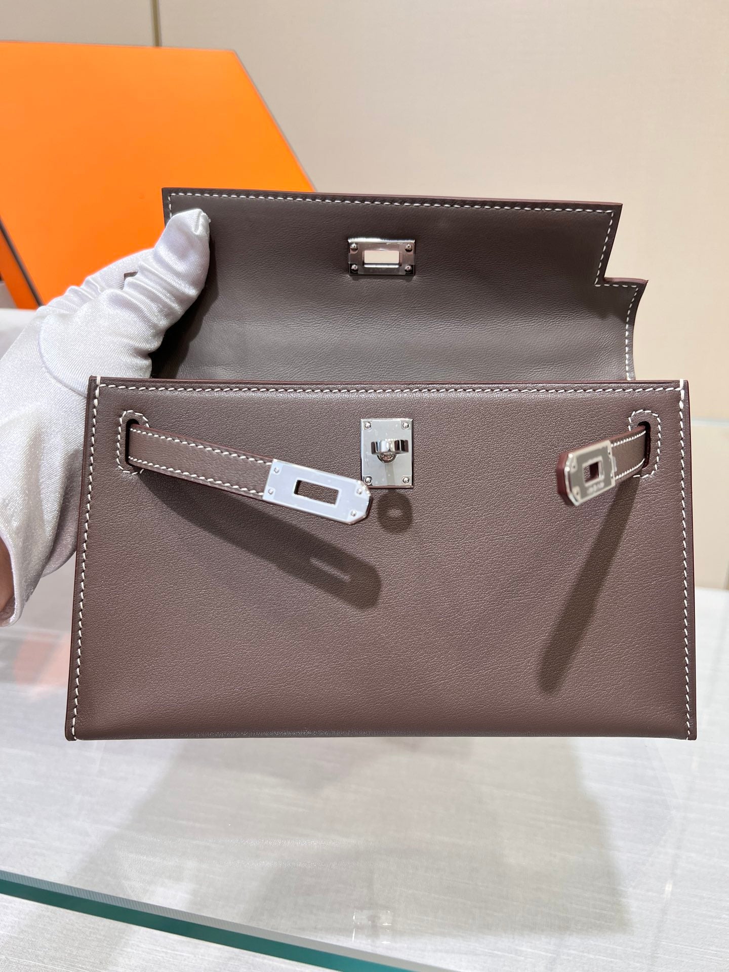 BOLSO DE POCHETTE HM KELLY DE 22 CM CON HERRAJES DE PLATA ETAN SWIFT