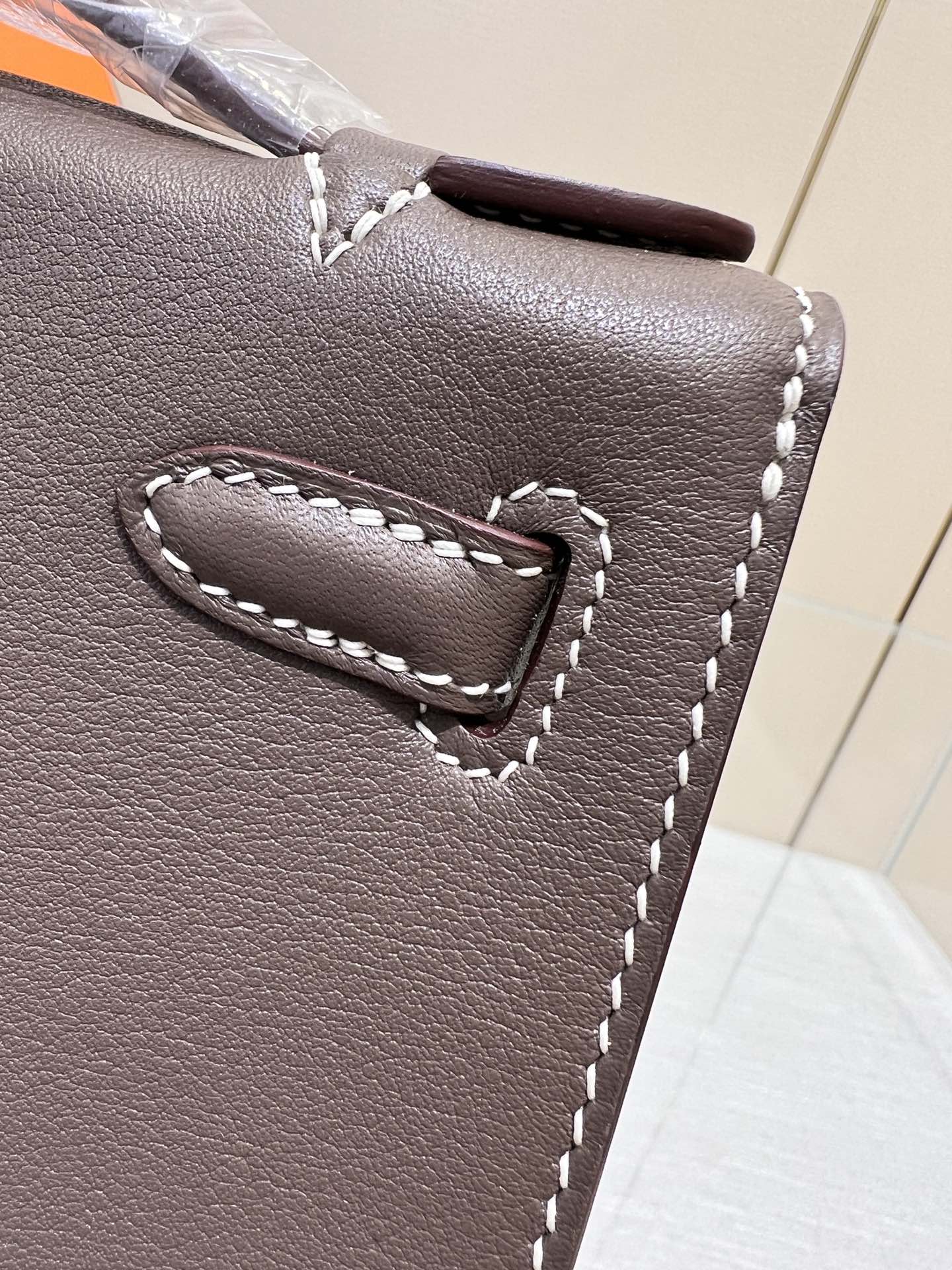 BOLSO DE POCHETTE HM KELLY DE 22 CM CON HERRAJES DE PLATA ETAN SWIFT