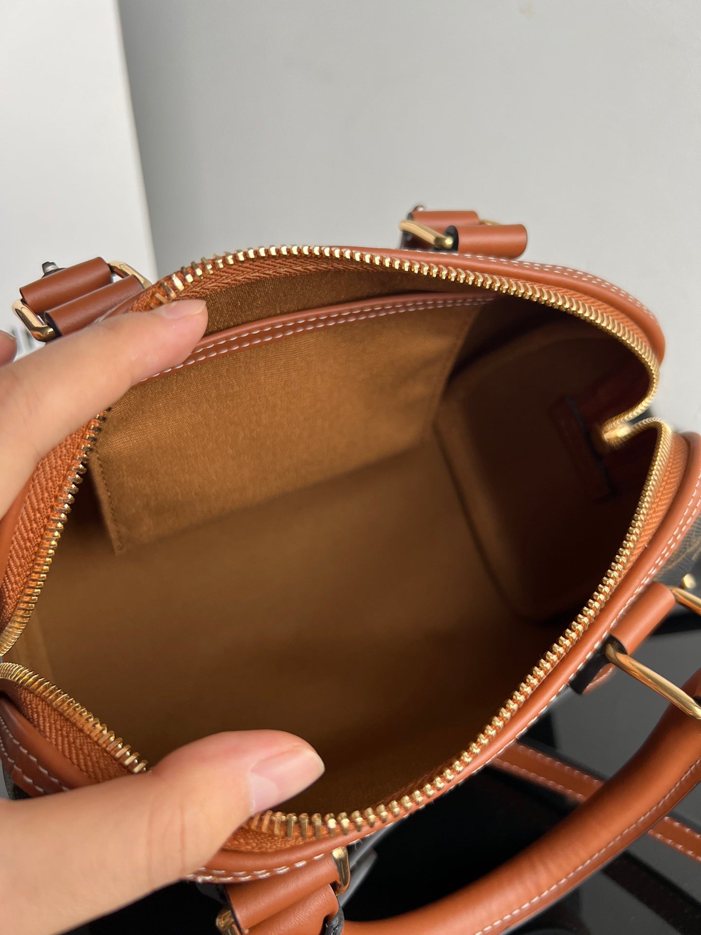 BOSTON TRIPHOME 19 CUIR DE VEAU À MOTIF NOIR