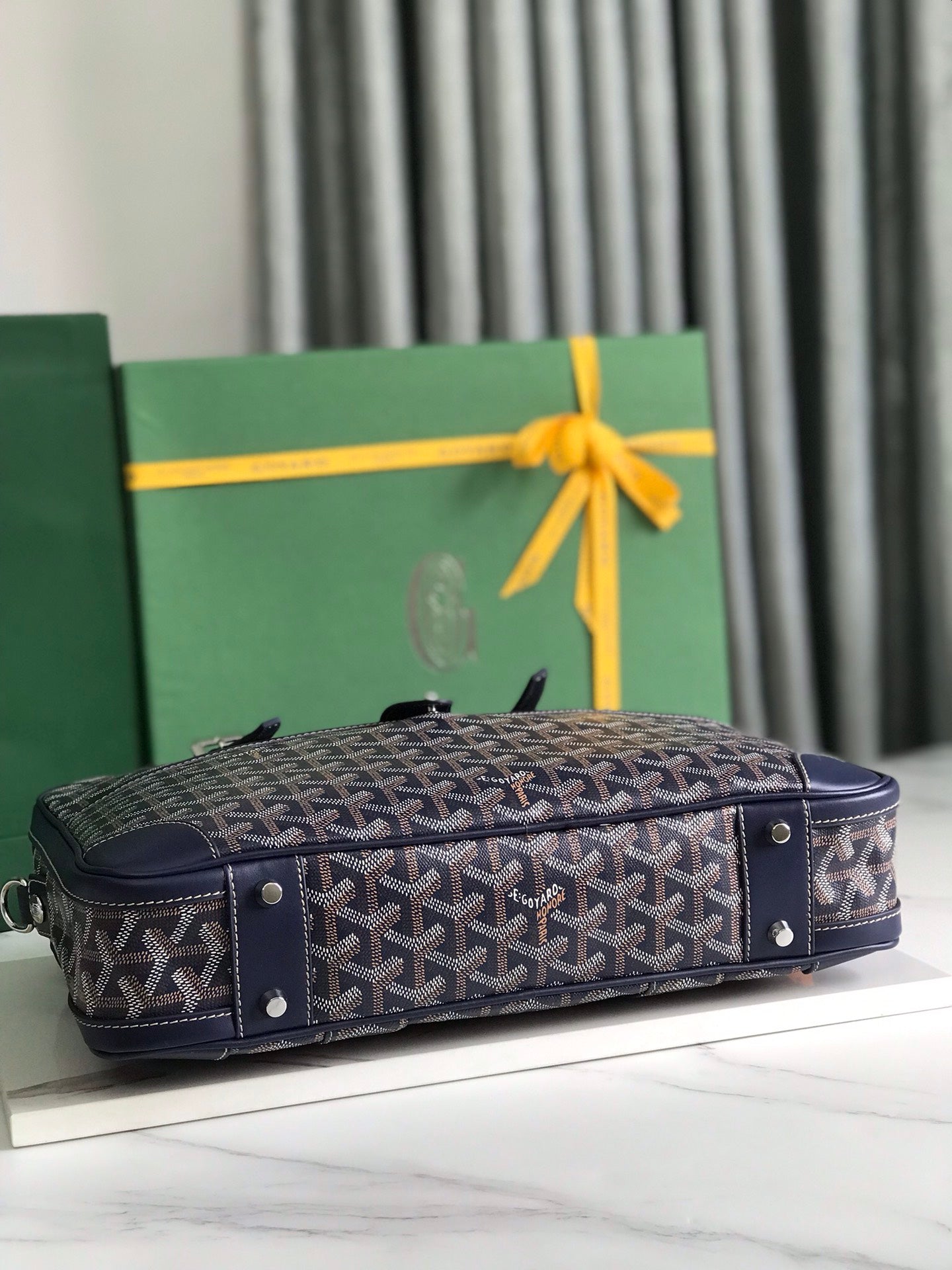 ESTUCHE PARA DOCUMENTOS AMBASSADE 35 EN LONA GOYARDINA AZUL MARINO