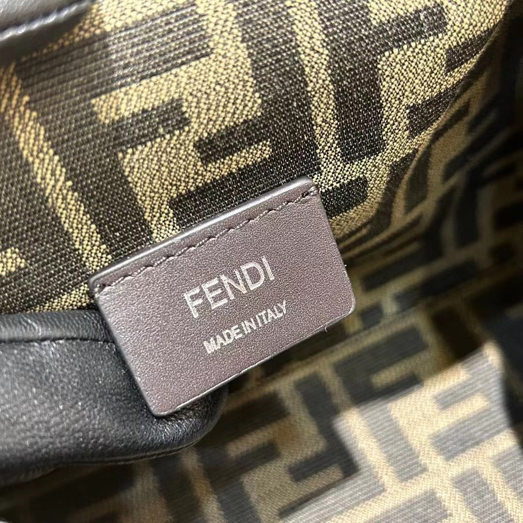 BOLSO FENDI FIRST MINI 25 DE PIEL DE BECERRO BLANCA CON HERRAJES PLATEADOS