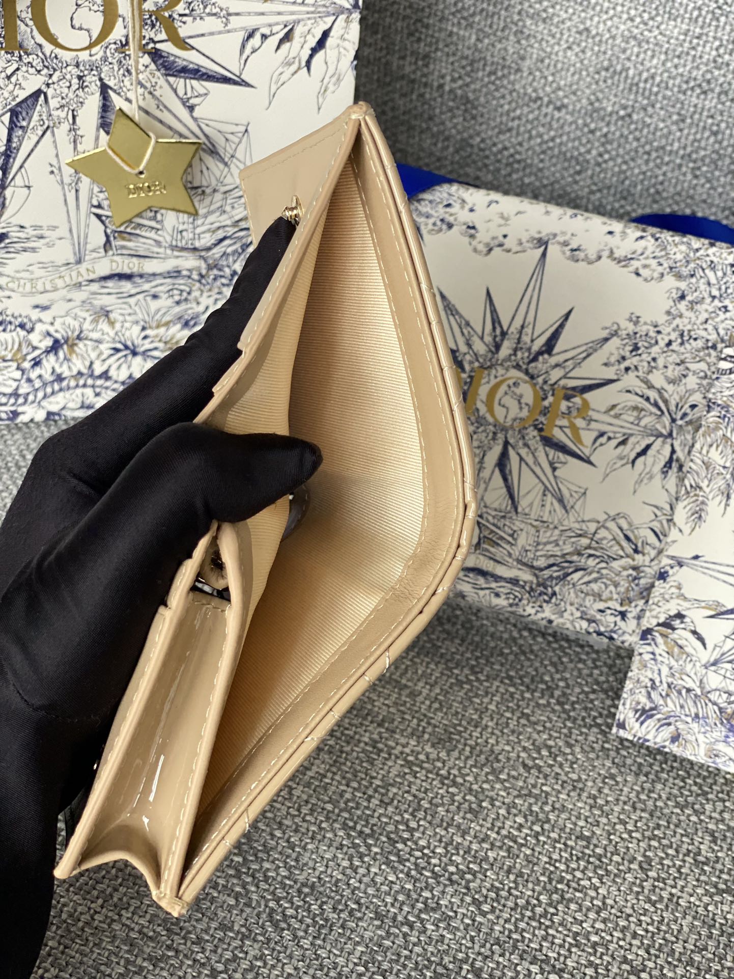 Portefeuille compact CD Caro 11 cm en cuir de veau beige brillant