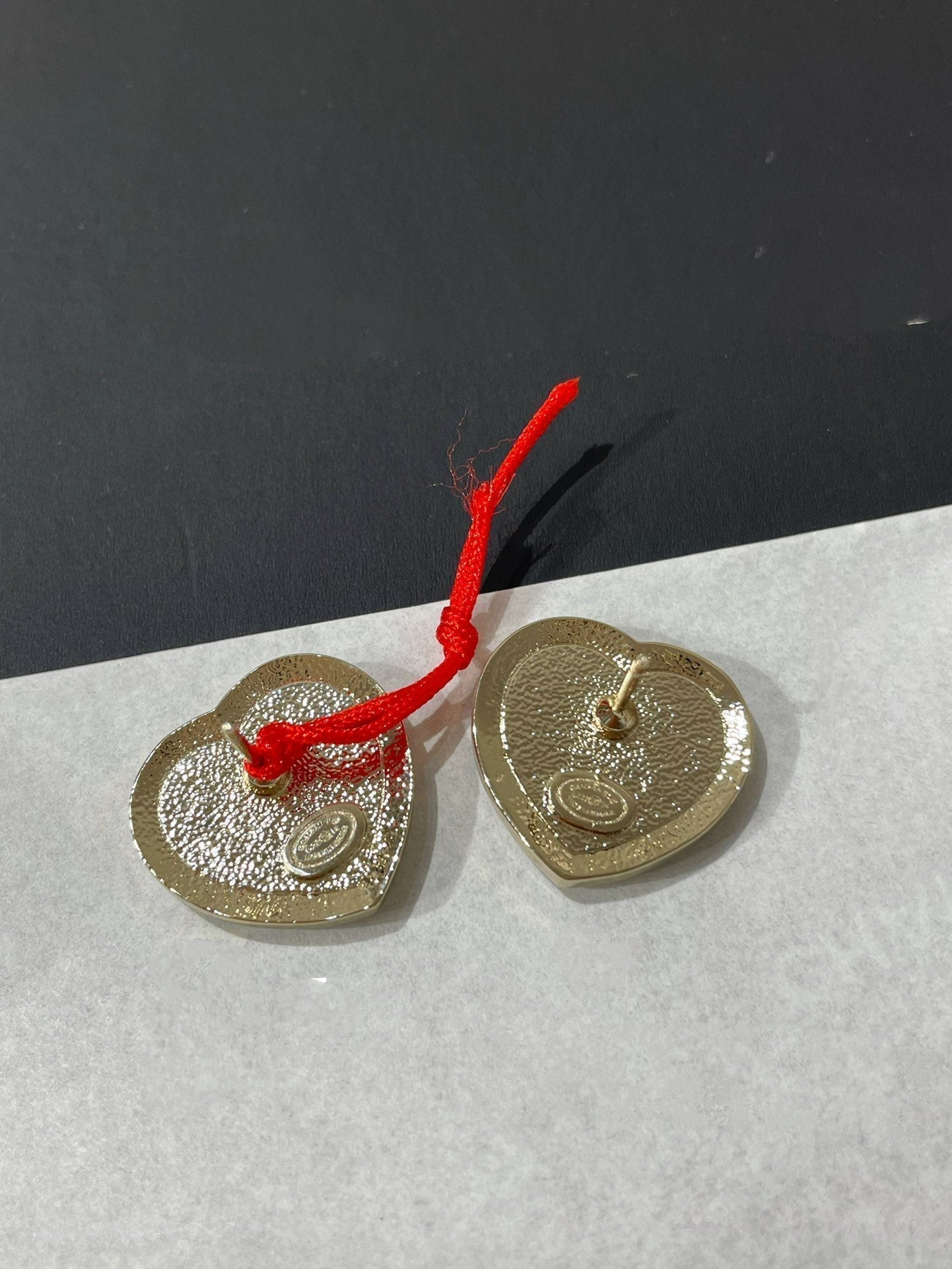 Pendientes de botón con corazón de esmalte negro y diamantes cc