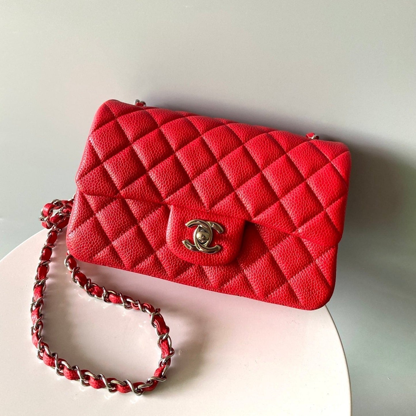 MINI BOLSO RECTANGULAR CON SOLAPA 20CM HERRAJES DE PLATA CAVIAR ROJO