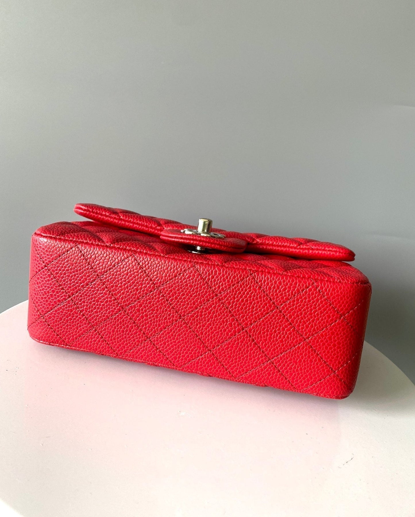MINI BOLSO RECTANGULAR CON SOLAPA 20CM HERRAJES DE PLATA CAVIAR ROJO