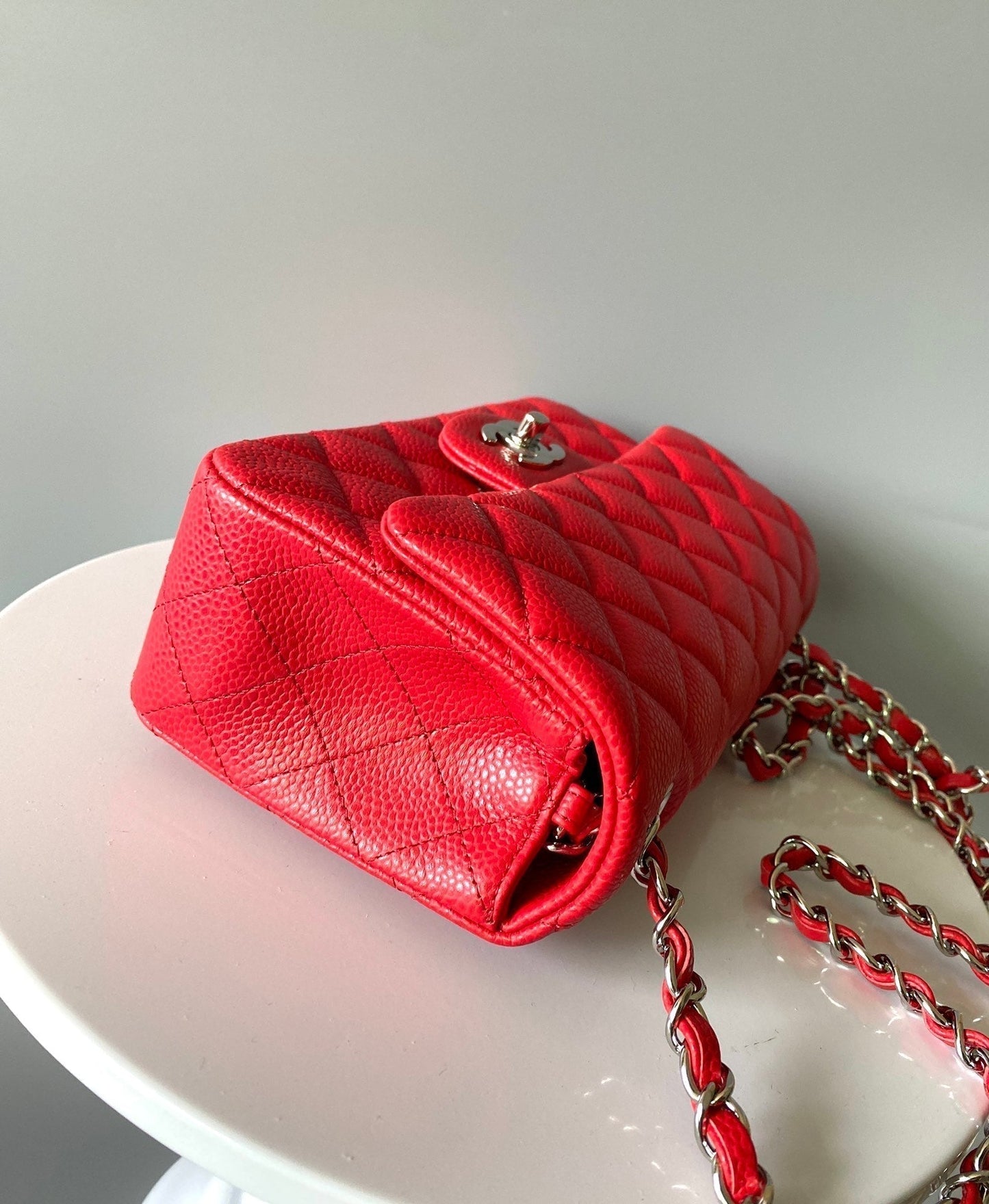 MINI BOLSO RECTANGULAR CON SOLAPA 20CM HERRAJES DE PLATA CAVIAR ROJO