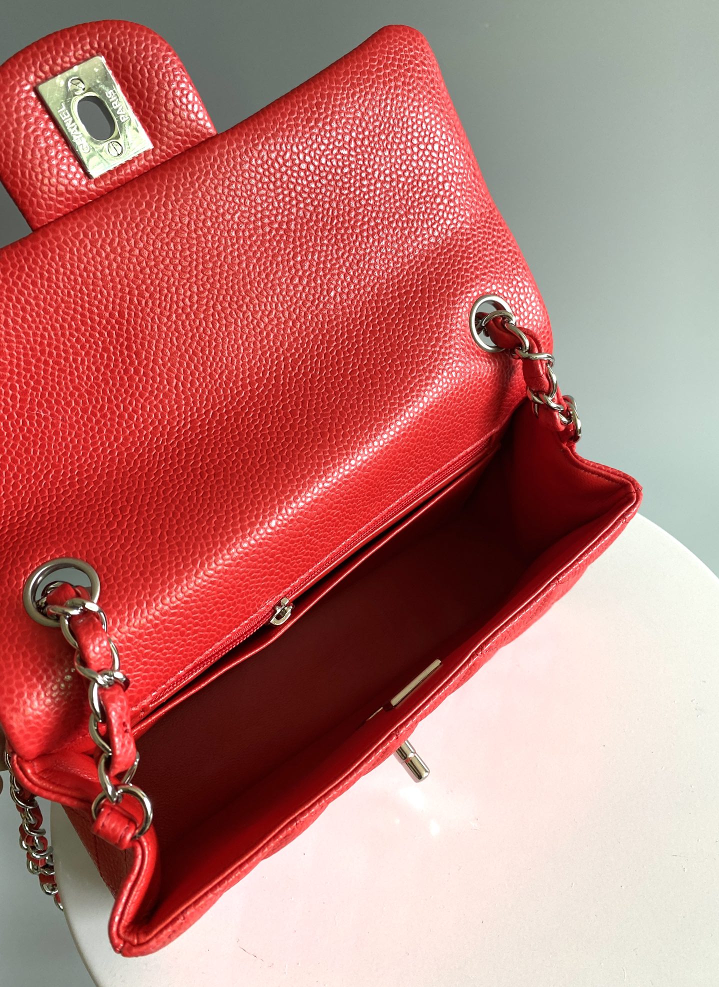MINI BOLSO RECTANGULAR CON SOLAPA 20CM HERRAJES DE PLATA CAVIAR ROJO