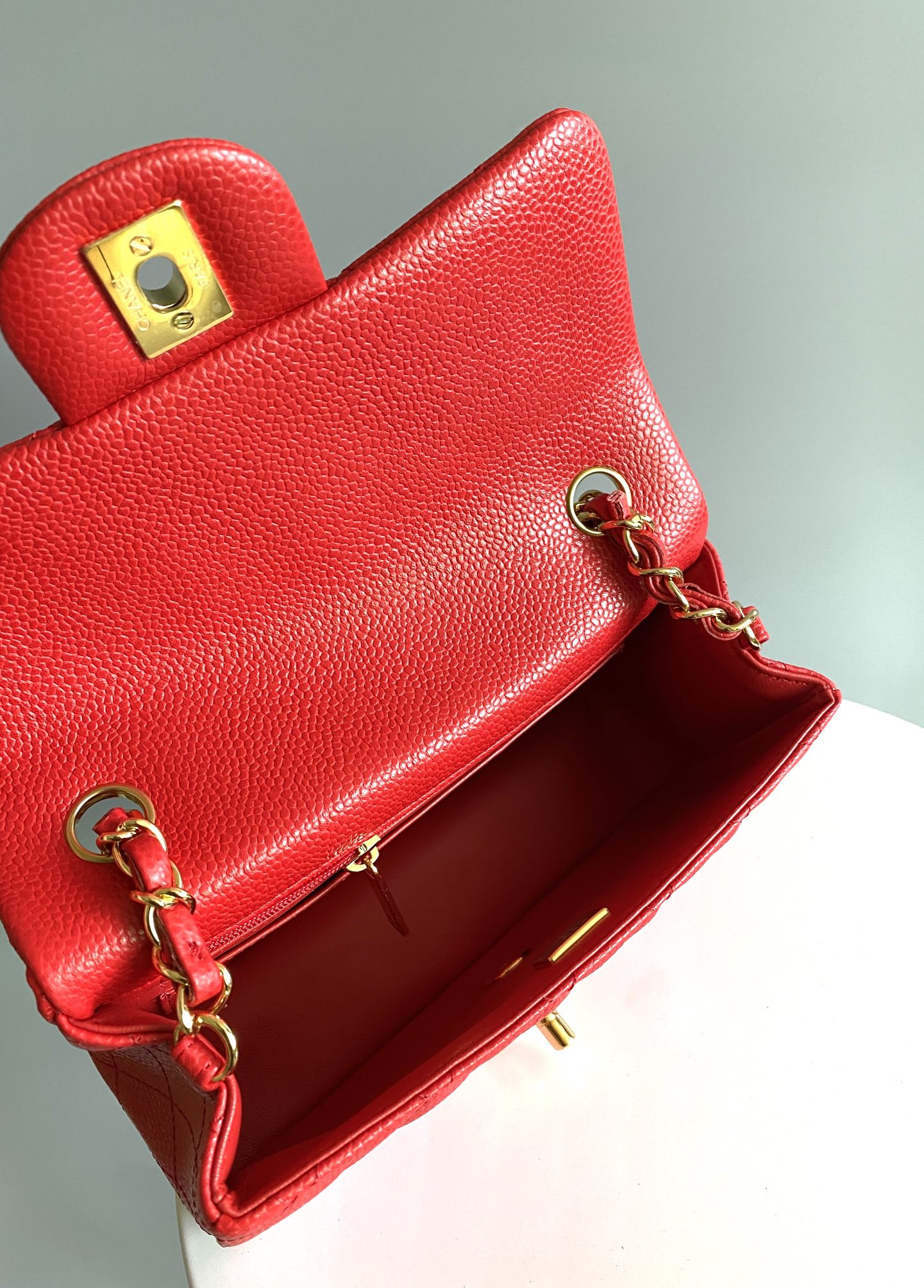 MINI BOLSO RECTANGULAR CON SOLAPA 20CM HERRAMIENTAS DORADAS CAVIAR ROJO