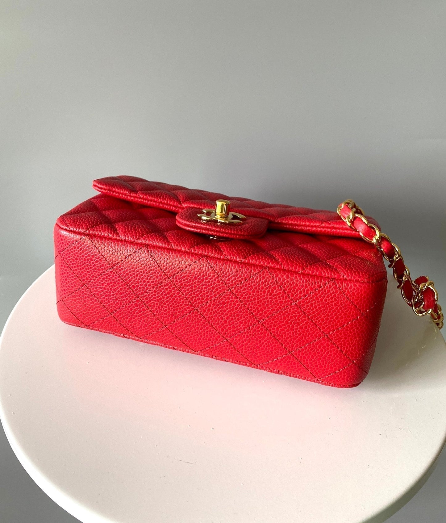 MINI BOLSO RECTANGULAR CON SOLAPA 20CM HERRAMIENTAS DORADAS CAVIAR ROJO