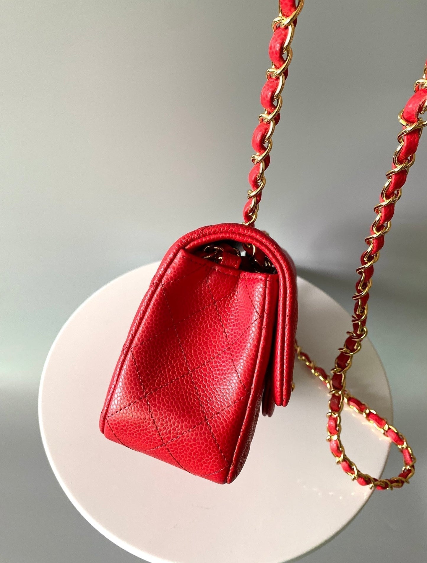 MINI BOLSO RECTANGULAR CON SOLAPA 20CM HERRAMIENTAS DORADAS CAVIAR ROJO