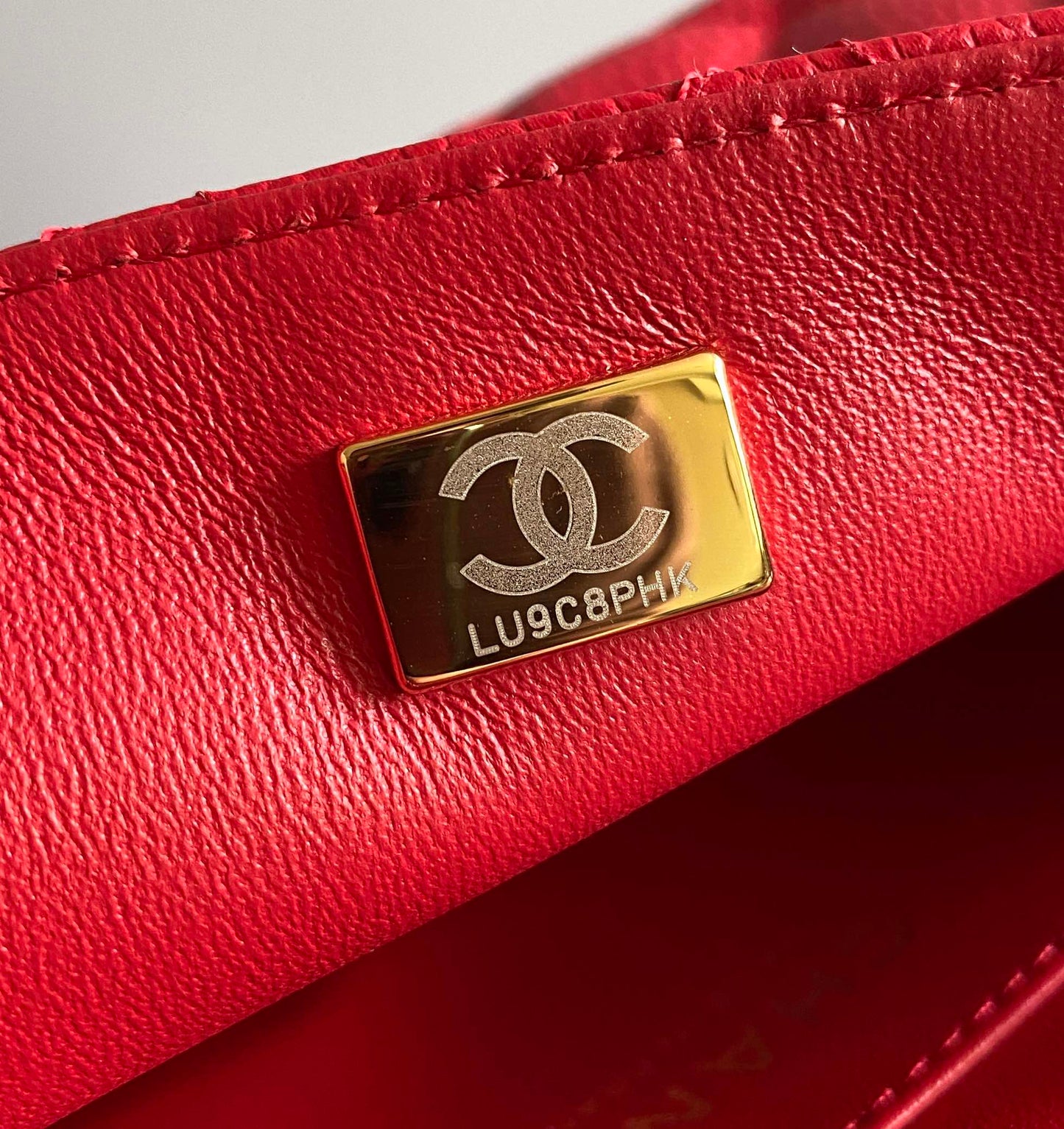 MINI BOLSO RECTANGULAR CON SOLAPA 20CM HERRAMIENTAS DORADAS CAVIAR ROJO