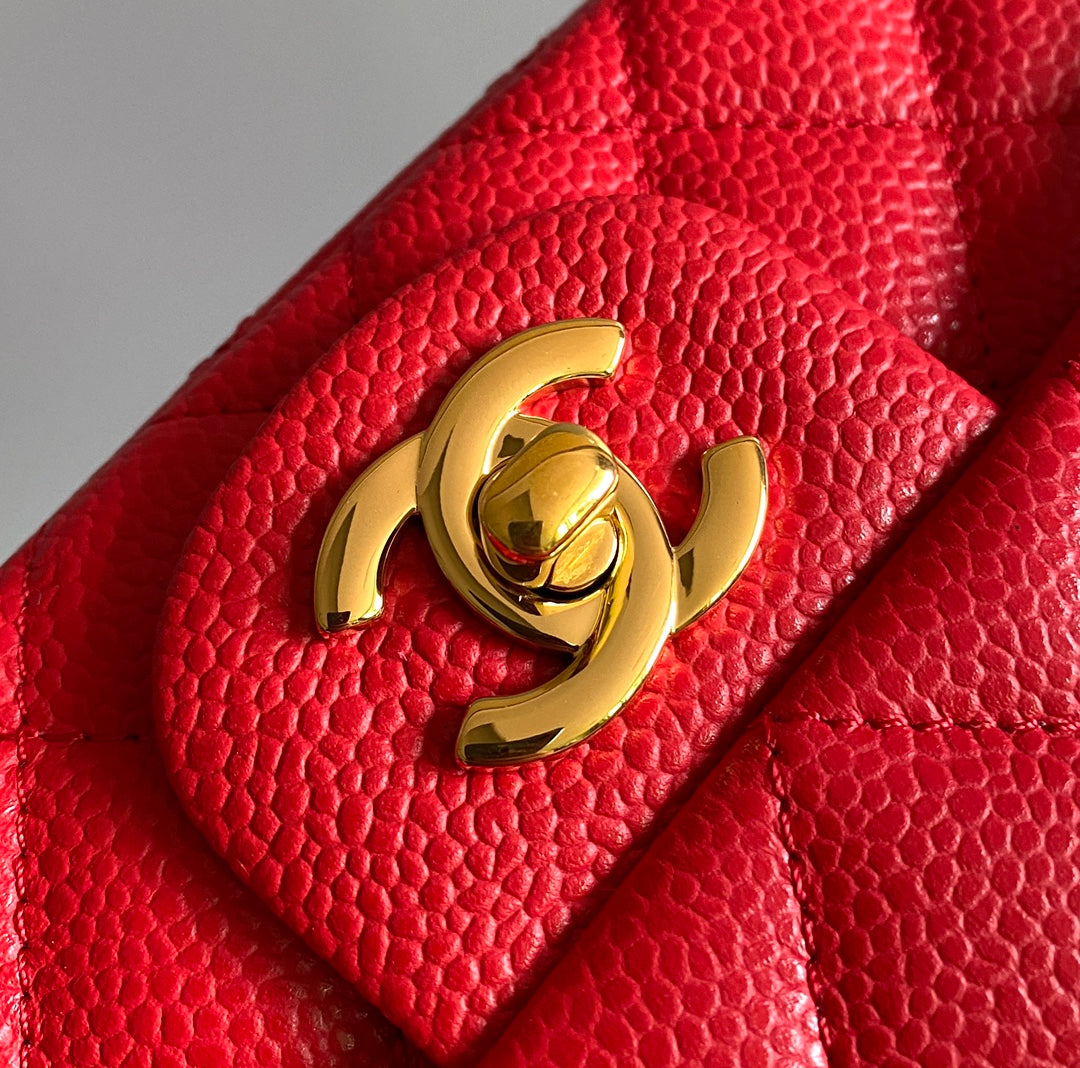 MINI BOLSO RECTANGULAR CON SOLAPA 20CM HERRAMIENTAS DORADAS CAVIAR ROJO