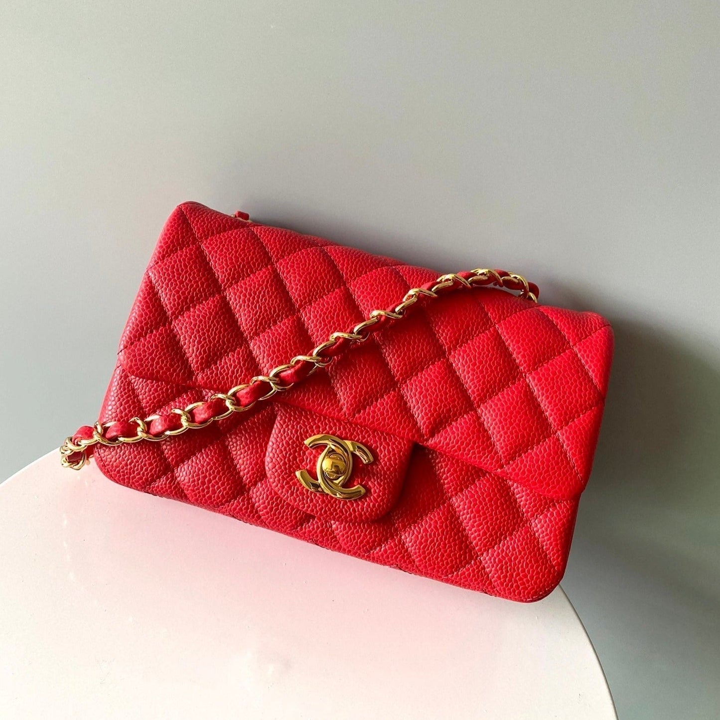 MINI BOLSO RECTANGULAR CON SOLAPA 20CM HERRAMIENTAS DORADAS CAVIAR ROJO