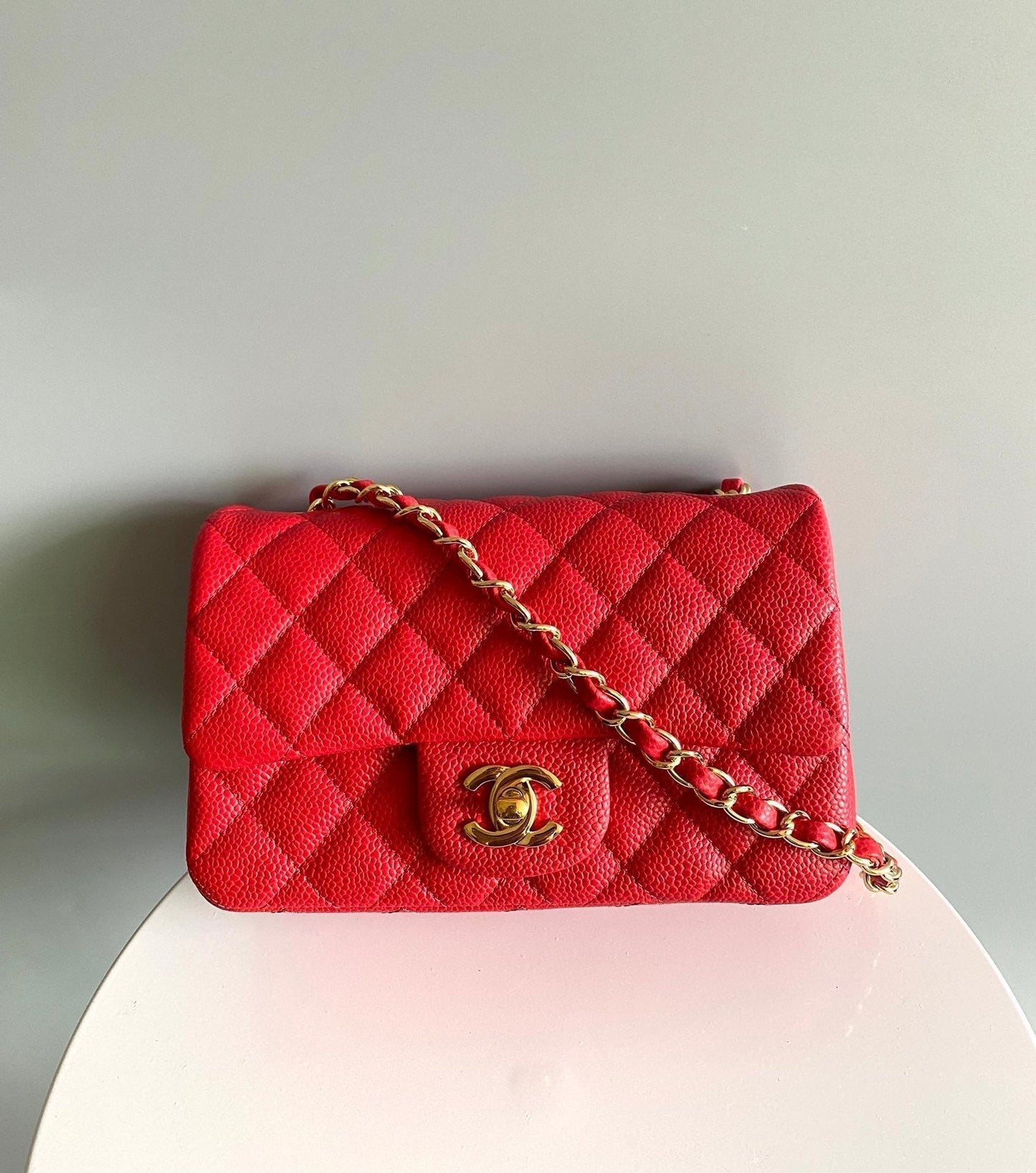 MINI BOLSO RECTANGULAR CON SOLAPA 20CM HERRAMIENTAS DORADAS CAVIAR ROJO