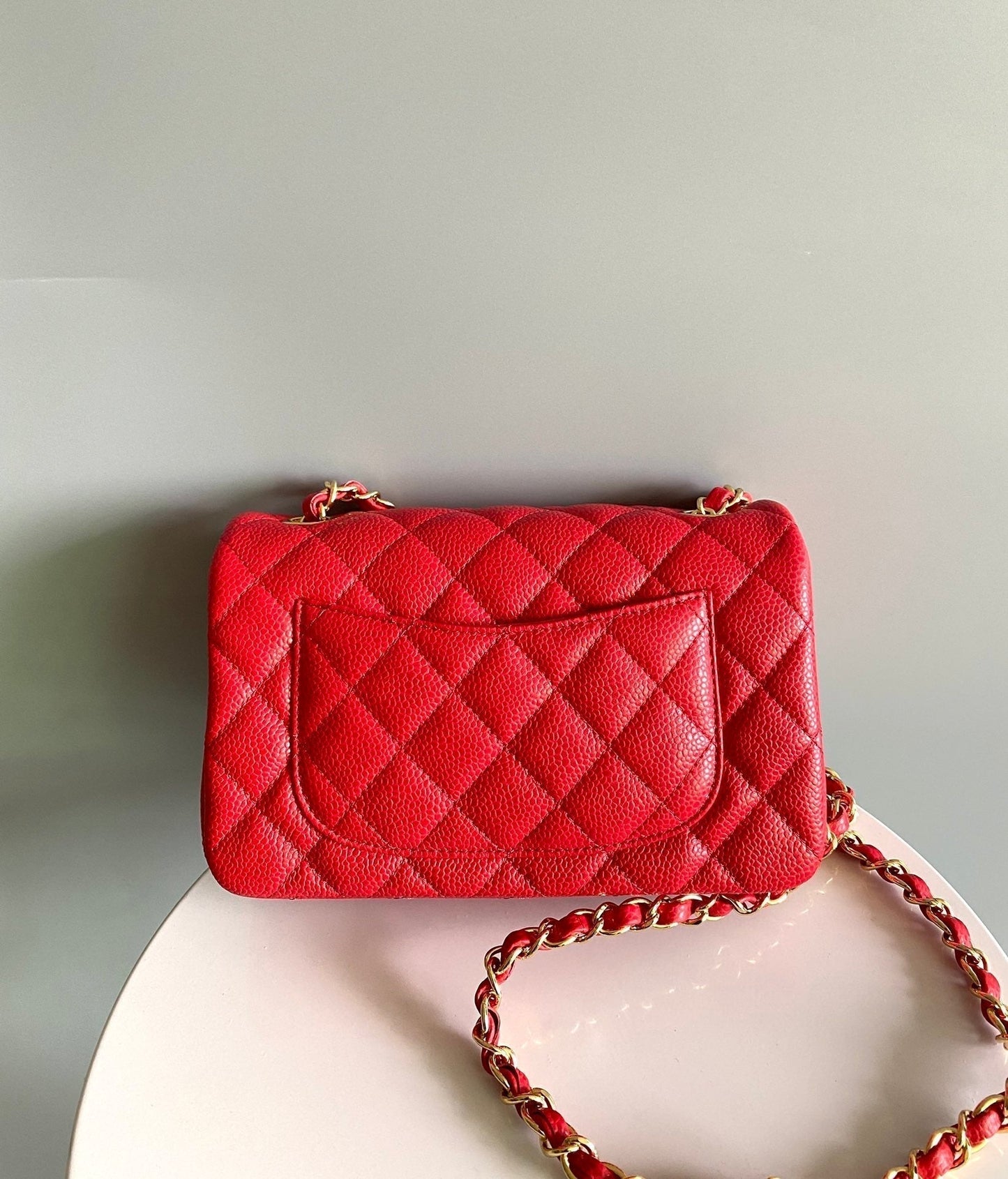 MINI BOLSO RECTANGULAR CON SOLAPA 20CM HERRAMIENTAS DORADAS CAVIAR ROJO