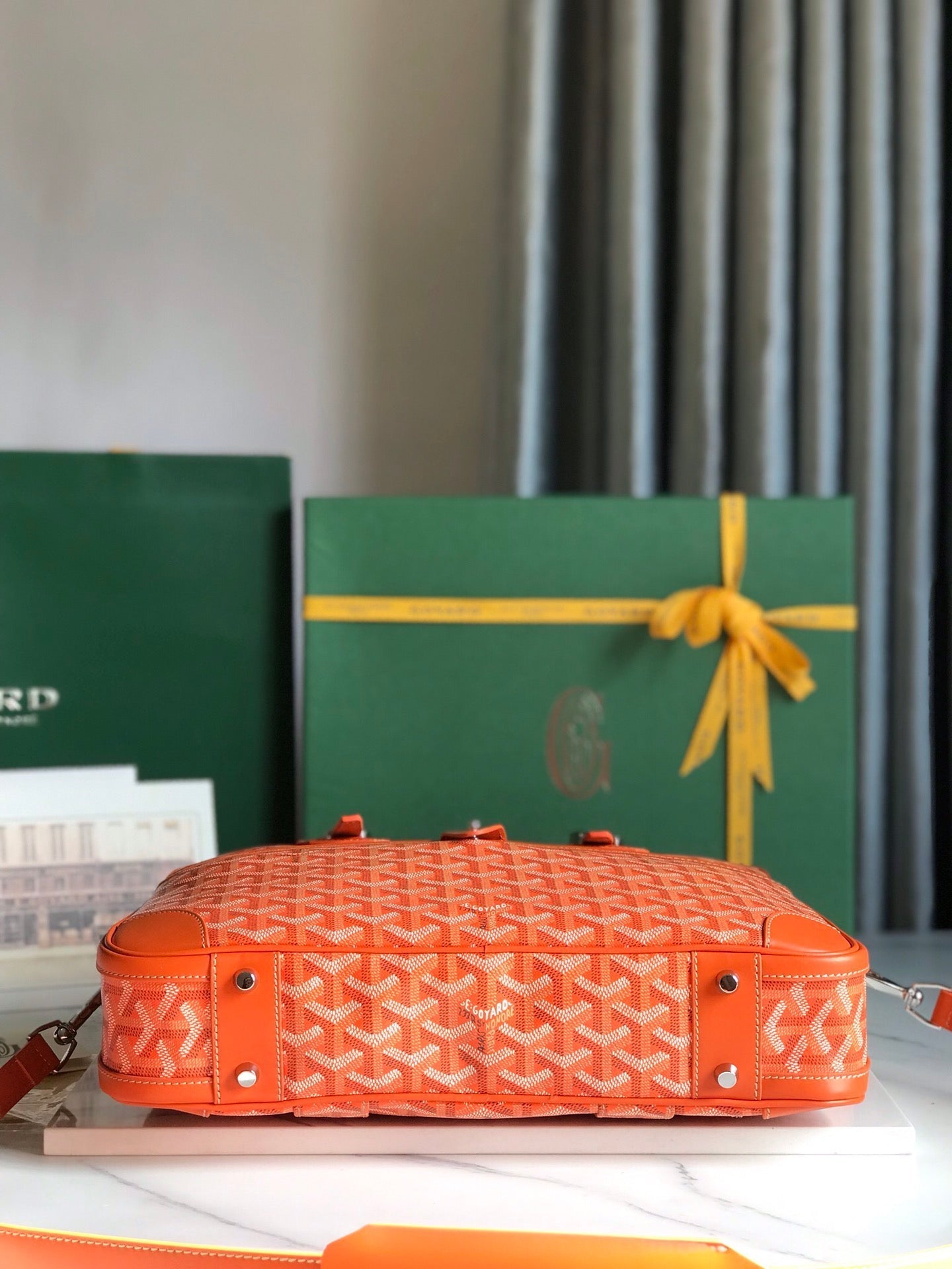 ESTUCHE DOCUMENTOS AMBASSADA 35 EN LONA GOYARDINA NARANJA