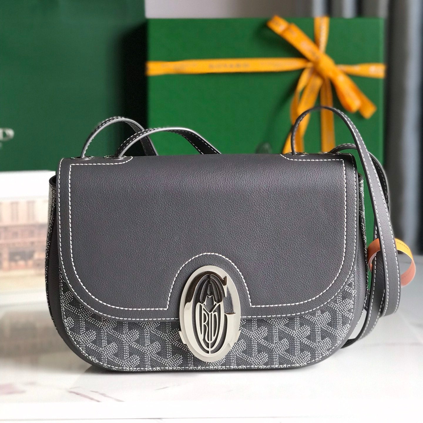 233 SAC 25 EN CUIR DE VEAU GRIS ET TOILE GOYARDINE