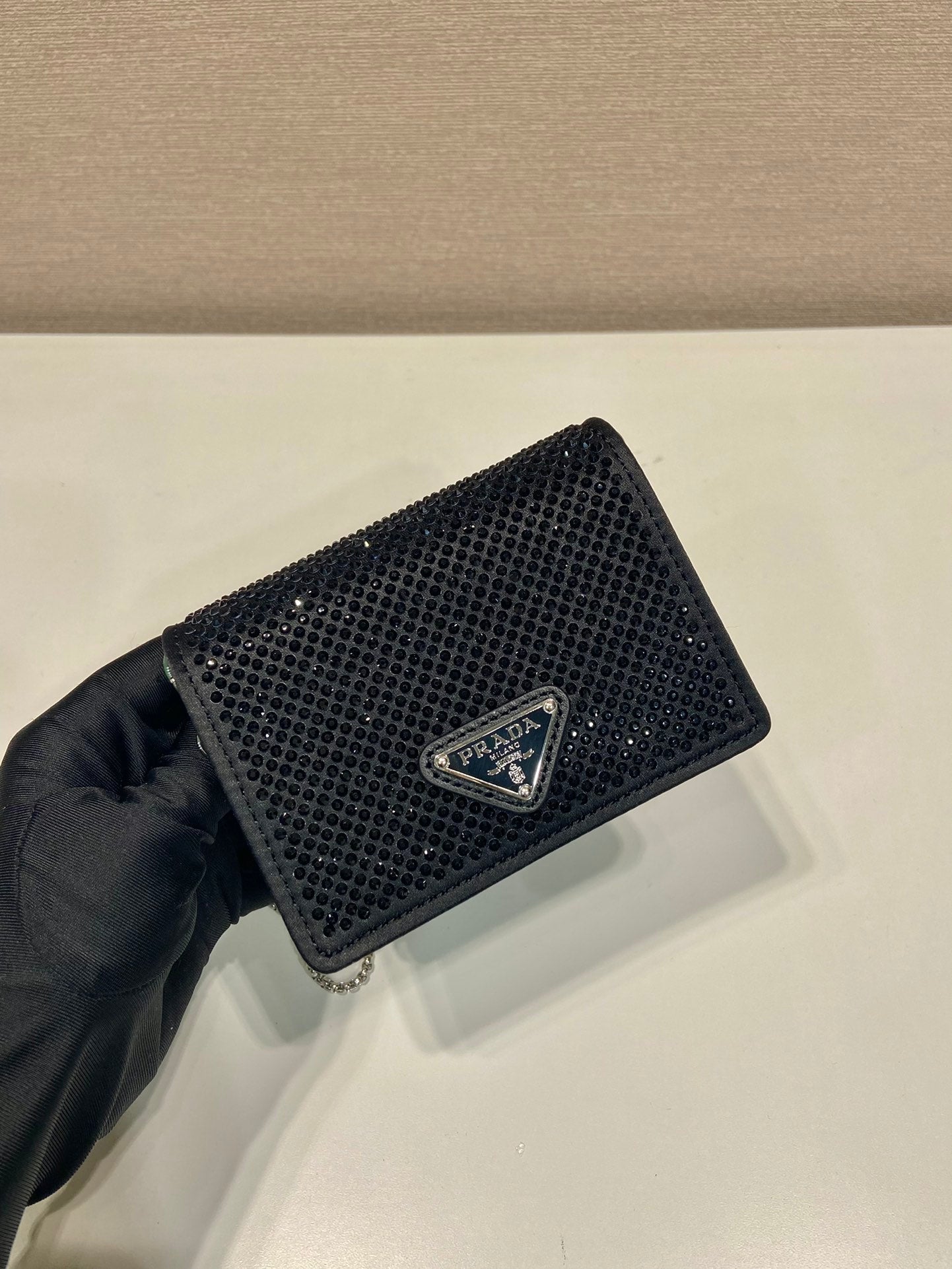 MINI SAC À RABAT 11 EN TISSU DUCHESSE NOIR AVEC CRISTAUX ATTACHÉS ET CHAÎNE ARGENTÉE