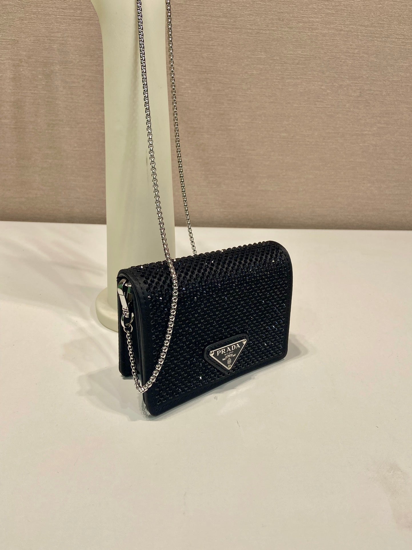 MINI SAC À RABAT 11 EN TISSU DUCHESSE NOIR AVEC CRISTAUX ATTACHÉS ET CHAÎNE ARGENTÉE