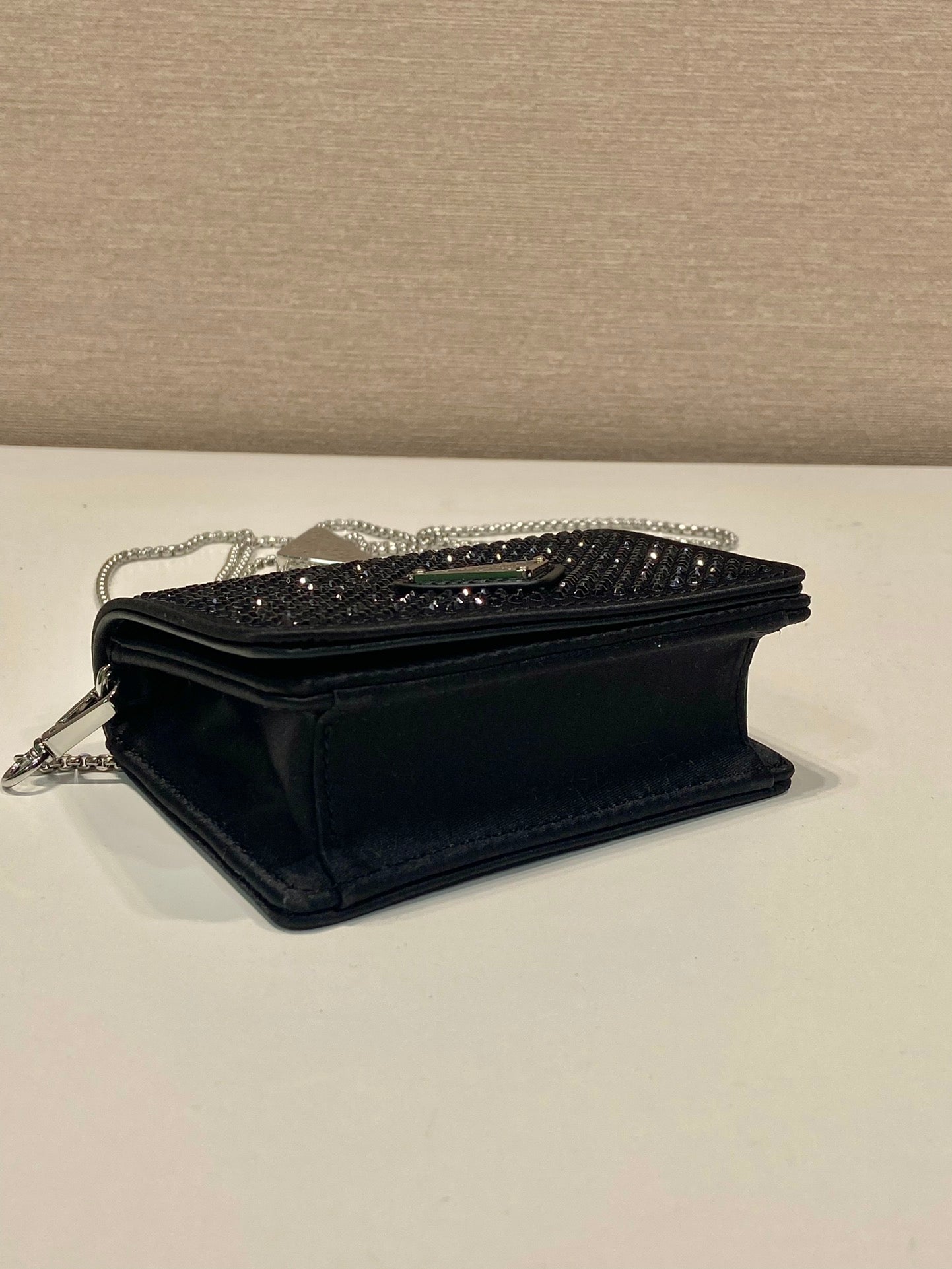 MINI SAC À RABAT 11 EN TISSU DUCHESSE NOIR AVEC CRISTAUX ATTACHÉS ET CHAÎNE ARGENTÉE