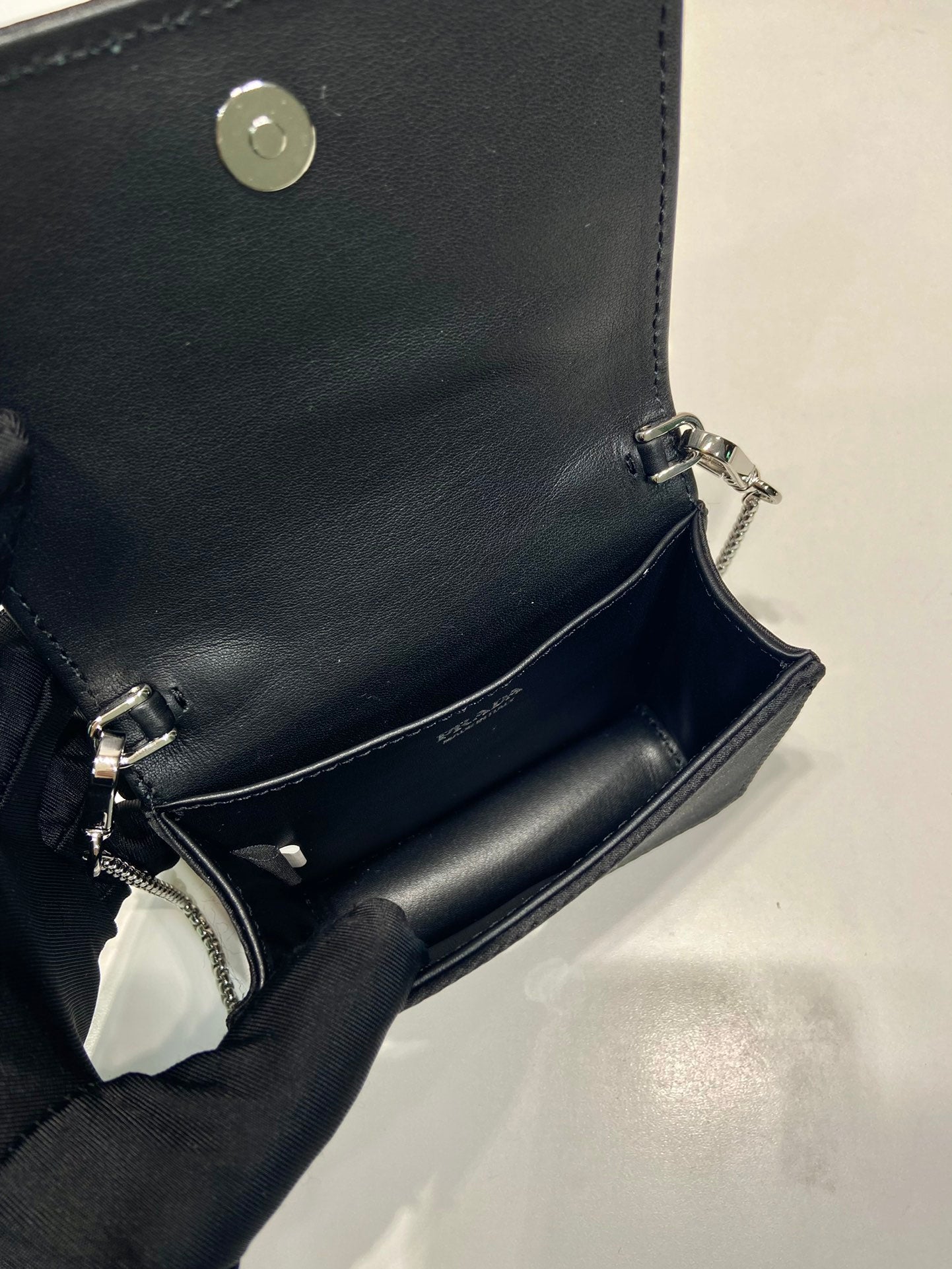 MINI SAC À RABAT 11 EN TISSU DUCHESSE NOIR AVEC CRISTAUX ATTACHÉS ET CHAÎNE ARGENTÉE