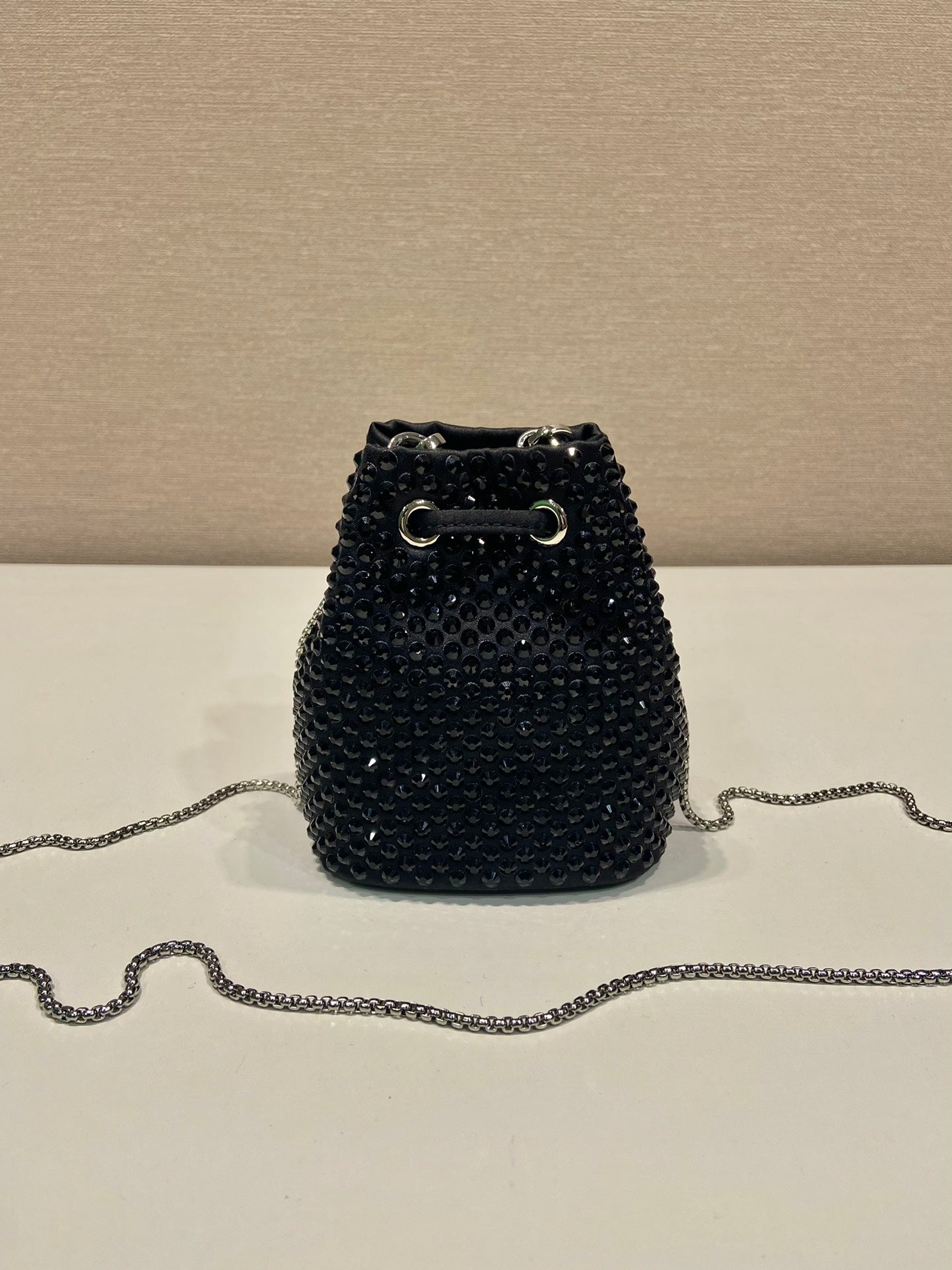 MINI BOLSO CUBO 12 EN TELA DE NYLON NEGRO ADORNADO CON CRISTALES