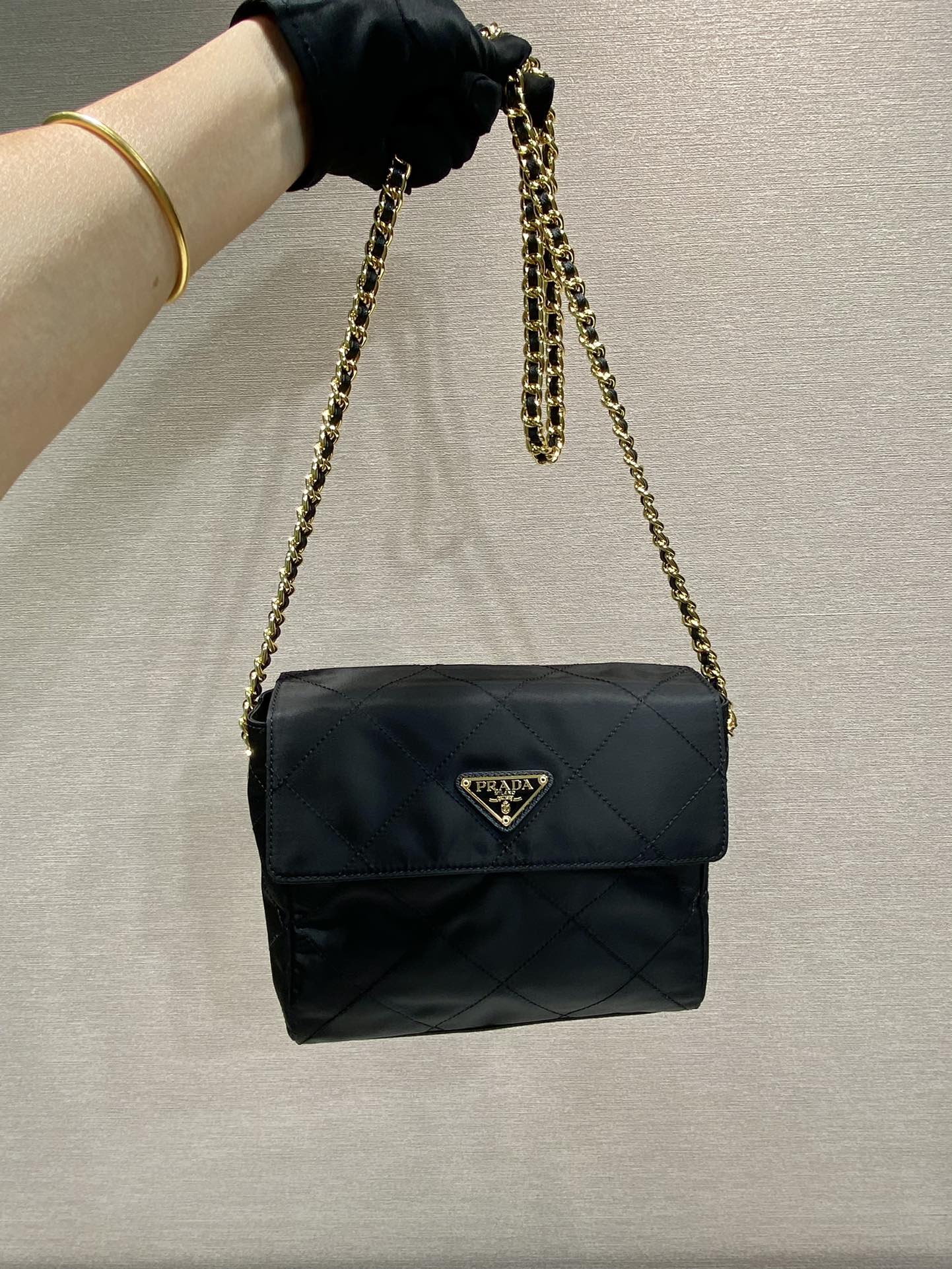 GRAND SAC À RABAT MATELASSÉ 23 EN TISSU RE-NYLON NOIR CHAÎNE DORÉ