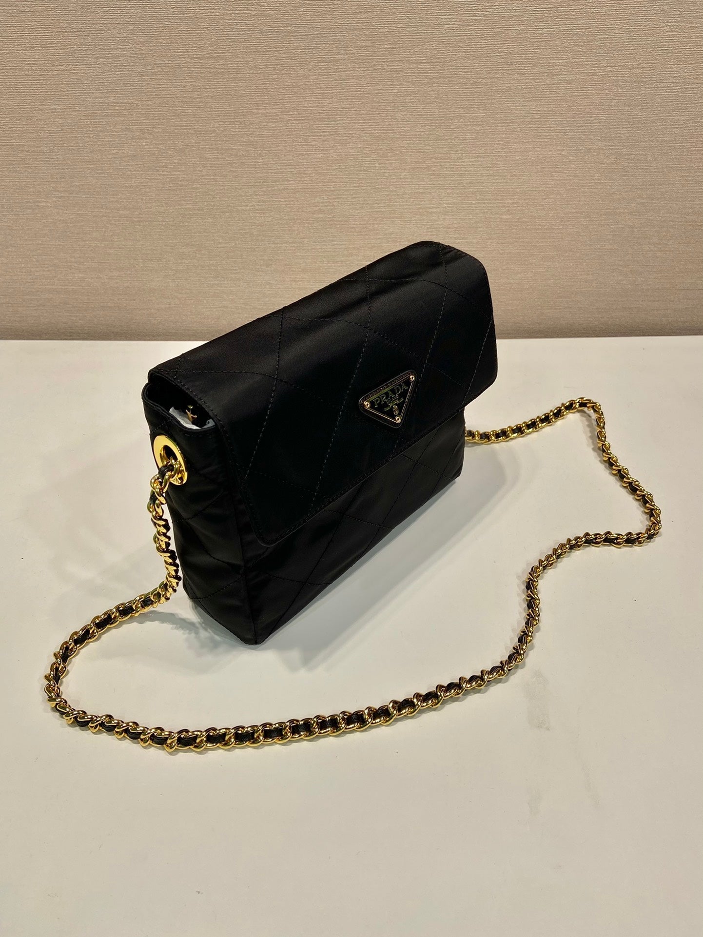 GRAND SAC À RABAT MATELASSÉ 23 EN TISSU RE-NYLON NOIR CHAÎNE DORÉ