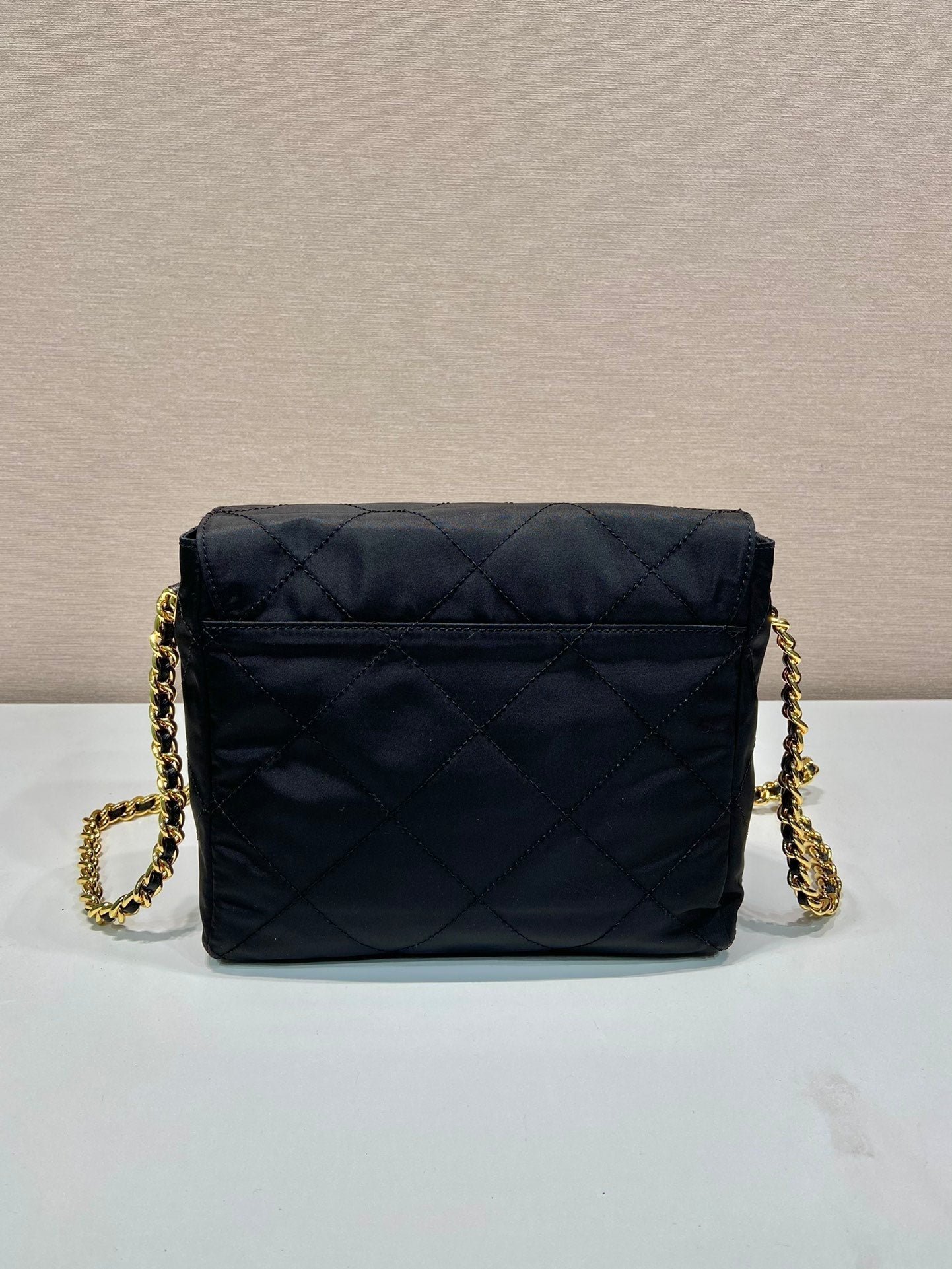 GRAND SAC À RABAT MATELASSÉ 23 EN TISSU RE-NYLON NOIR CHAÎNE DORÉ