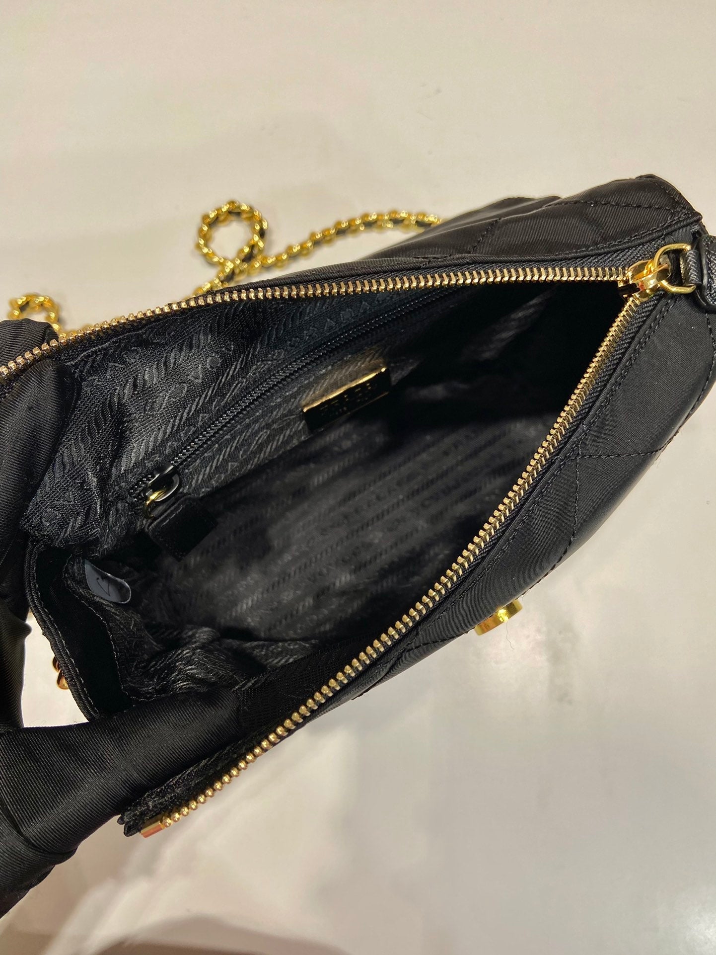 GRAND SAC À RABAT MATELASSÉ 23 EN TISSU RE-NYLON NOIR CHAÎNE DORÉ