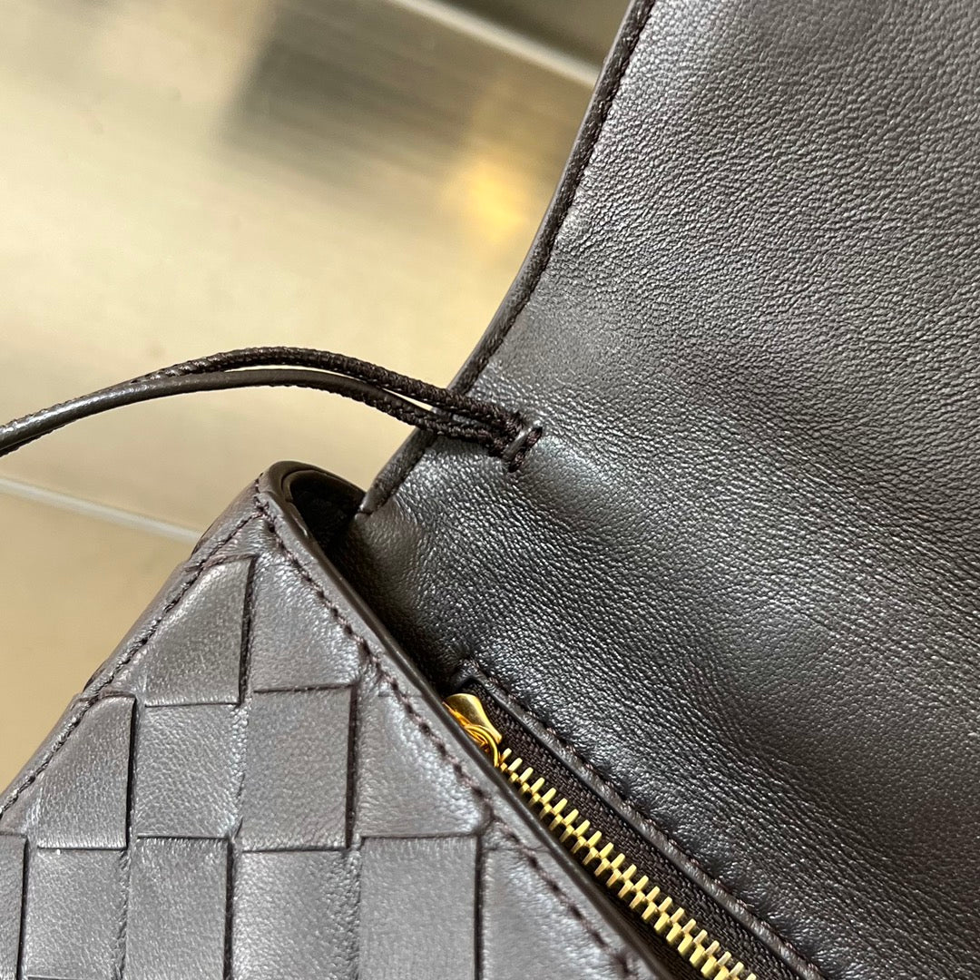 Pochette longue BV Andiamo avec poignée 31 cm en cuir de veau chocolat GHW