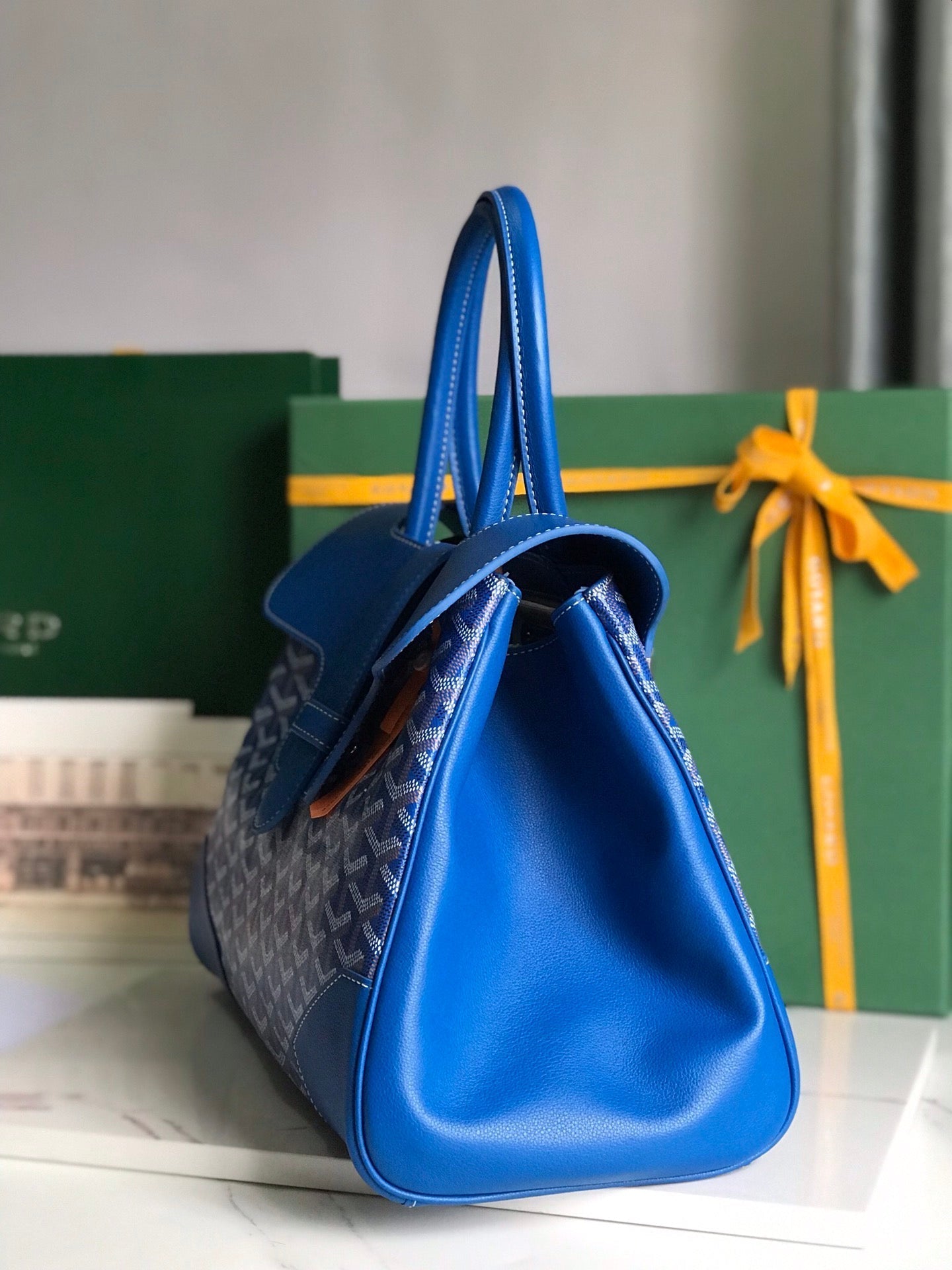 BOLSO SAIGON SOUPLE 34 EN LONA GOYARDINE AZUL CURIOSAMENTE Y PIEL DE BECERRO