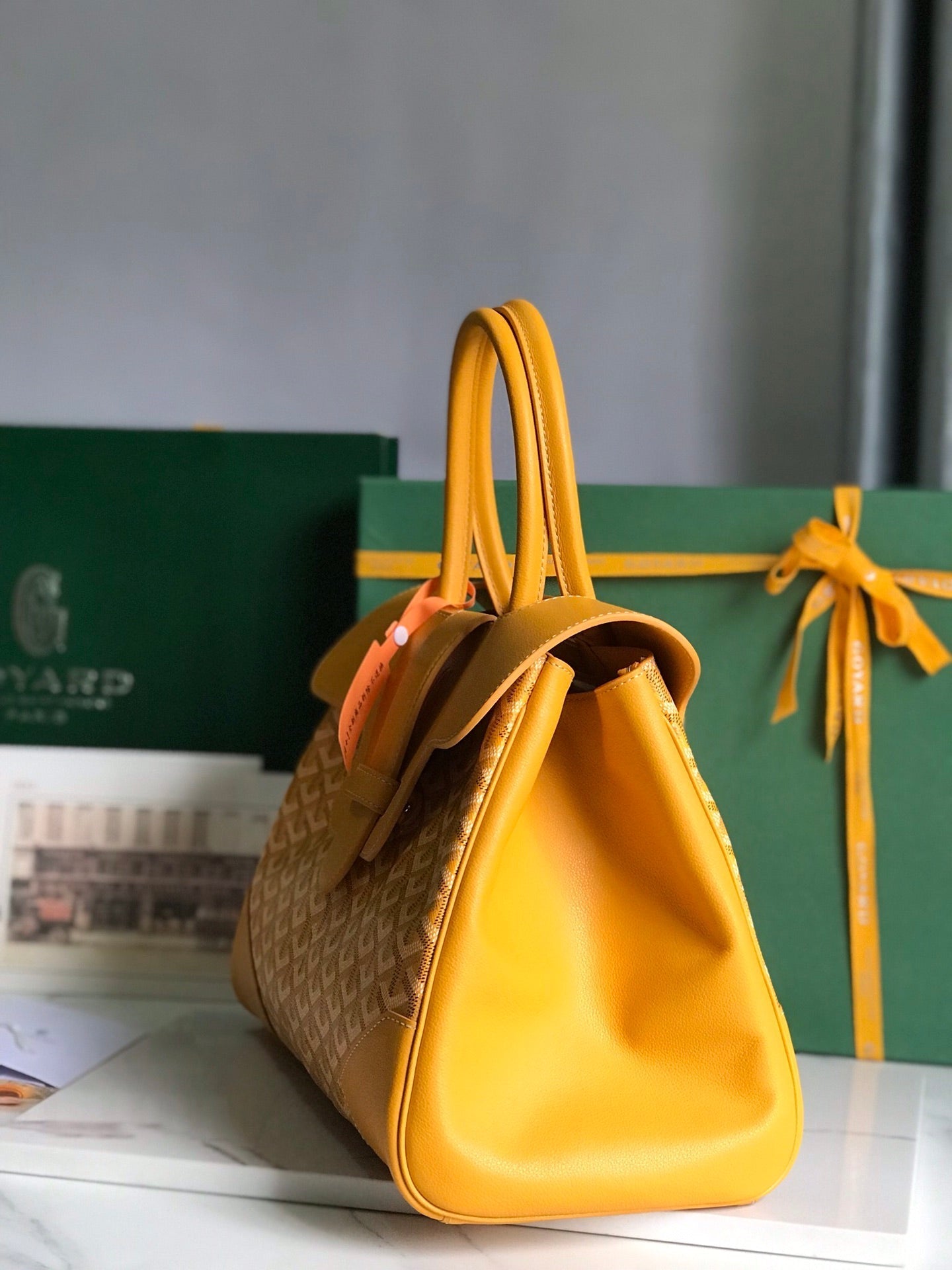 BOLSO SAIGON SOUPLE 34 EN LONA GOYARDINE AMARILLA Y PIEL DE BECERRO