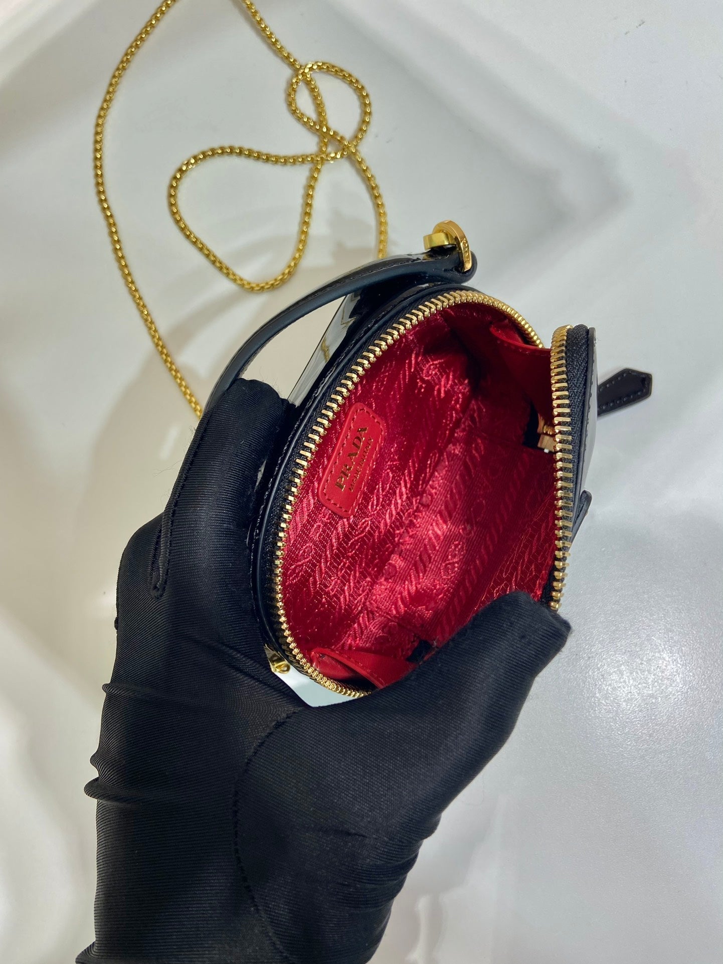 MINI BOLSO DE MANO 11 CON CORREA DORADA EN CHAROL NEGRO