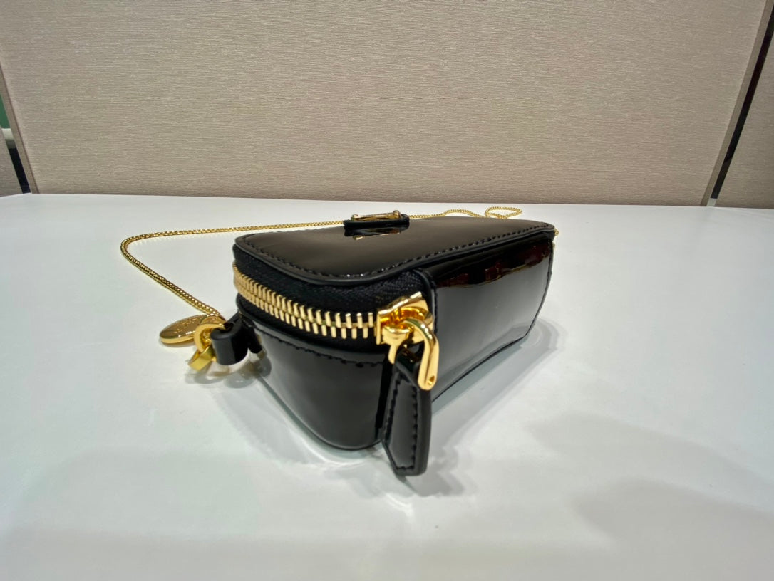 MINI BOLSO DE MANO 11 CON CORREA DORADA EN CHAROL NEGRO