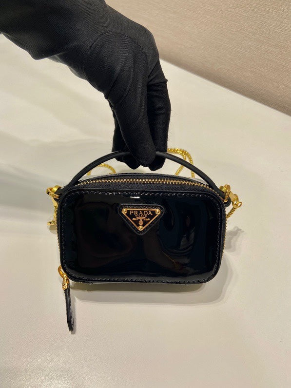 MINI BOLSO DE MANO 11 CON CORREA DORADA EN CHAROL NEGRO