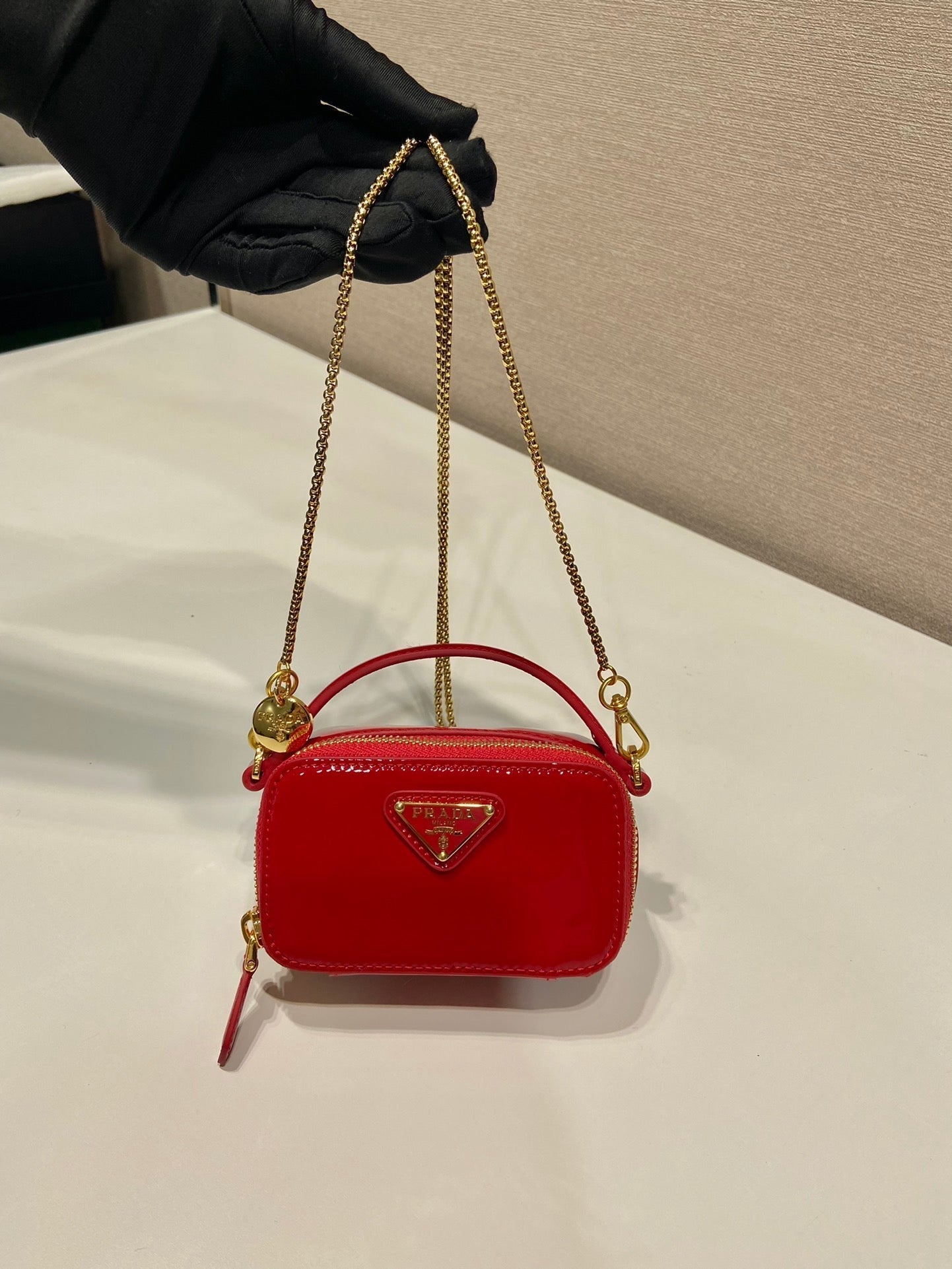 MINI BOLSO DE MANO 11 CON CORREA DORADA EN CHAROL ROJO