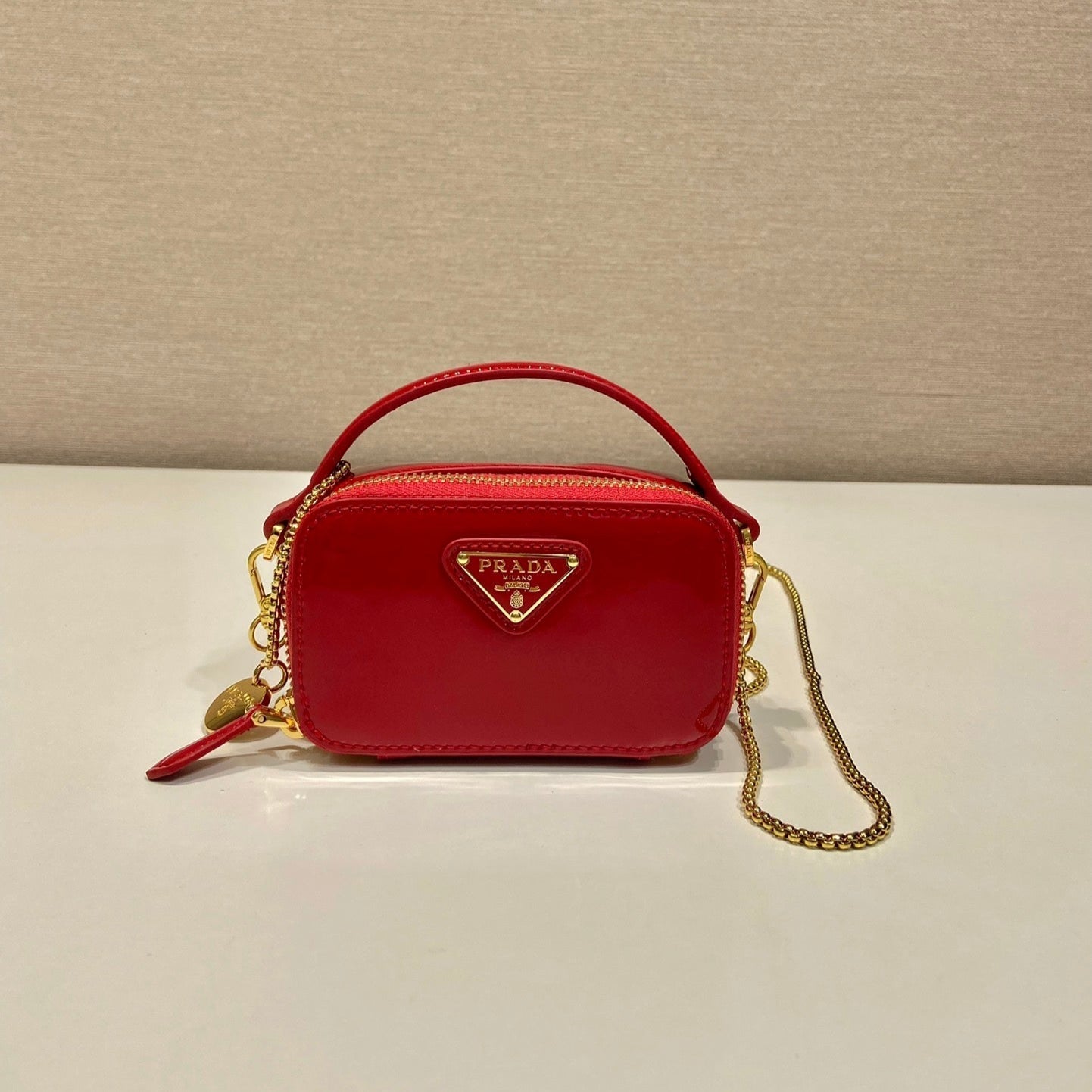 MINI BOLSO DE MANO 11 CON CORREA DORADA EN CHAROL ROJO