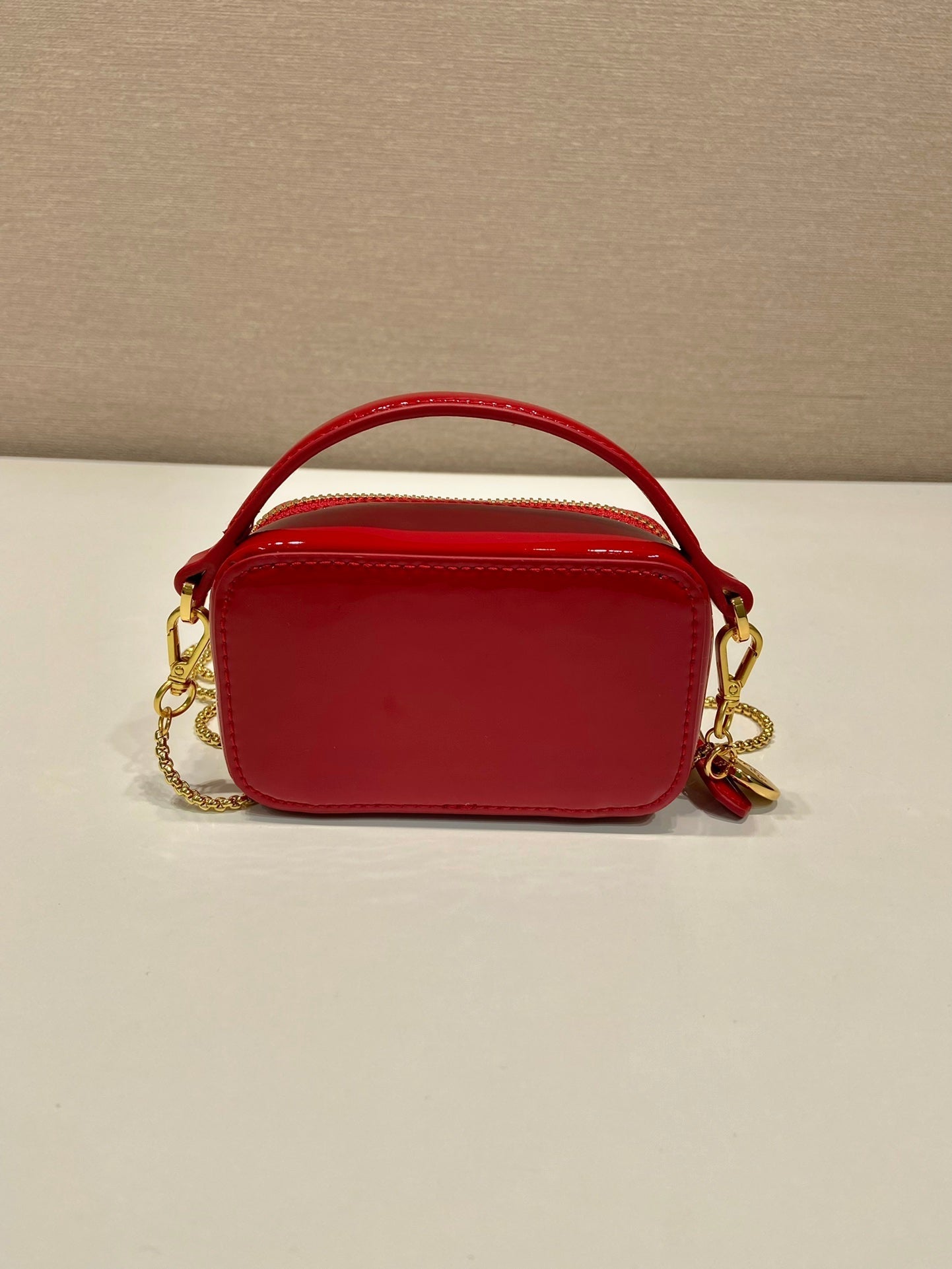 MINI BOLSO DE MANO 11 CON CORREA DORADA EN CHAROL ROJO