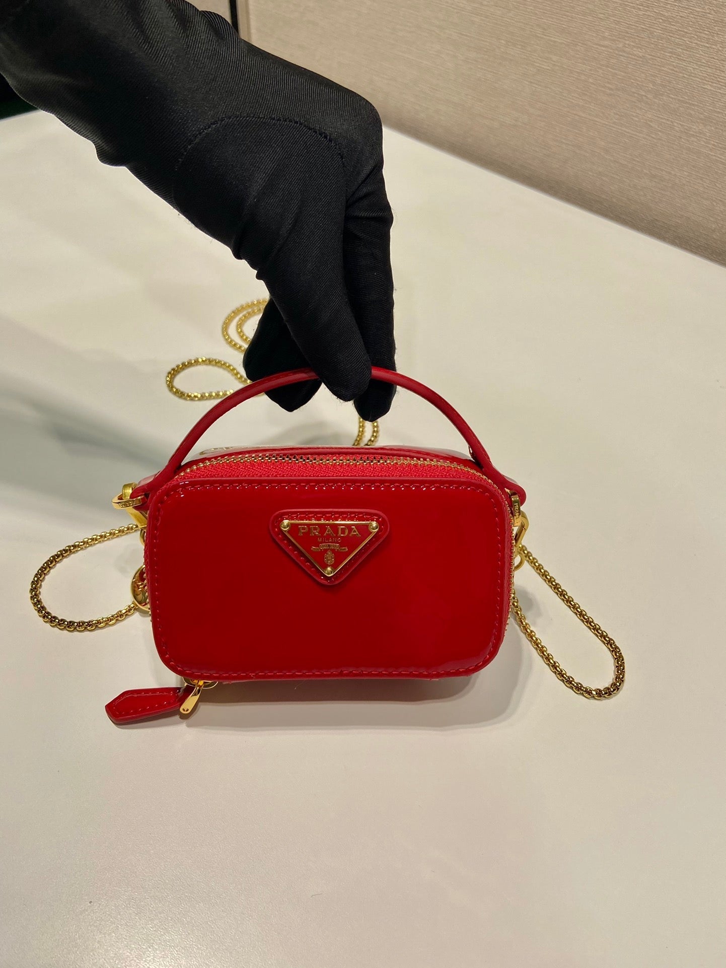 MINI BOLSO DE MANO 11 CON CORREA DORADA EN CHAROL ROJO