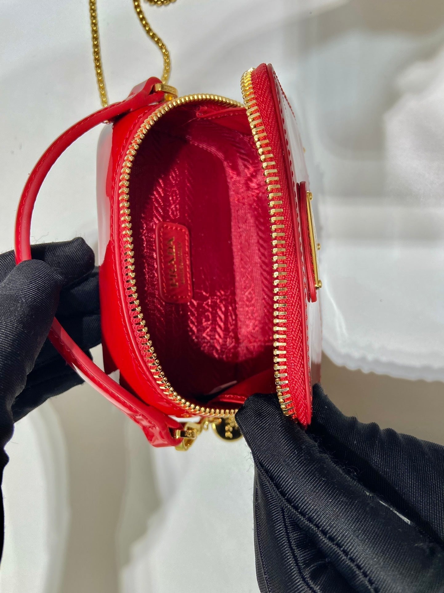 MINI BOLSO DE MANO 11 CON CORREA DORADA EN CHAROL ROJO