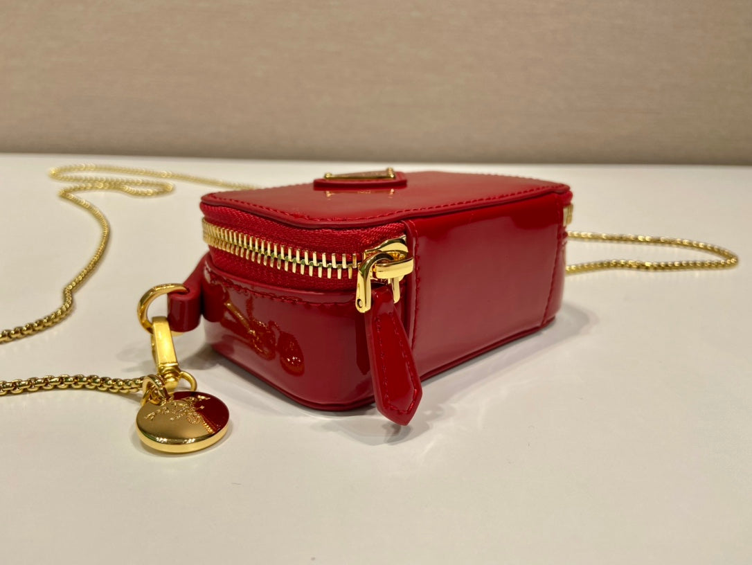MINI BOLSO DE MANO 11 CON CORREA DORADA EN CHAROL ROJO