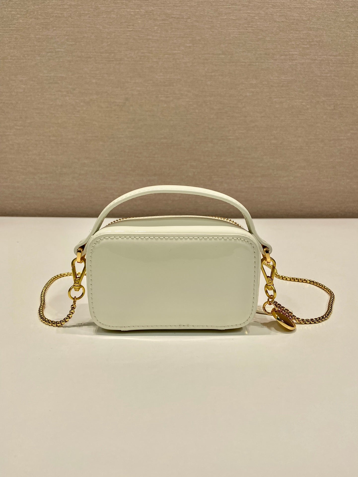 MINI BOLSO DE MANO 11 CON CORREA DORADA EN CHAROL BLANCO