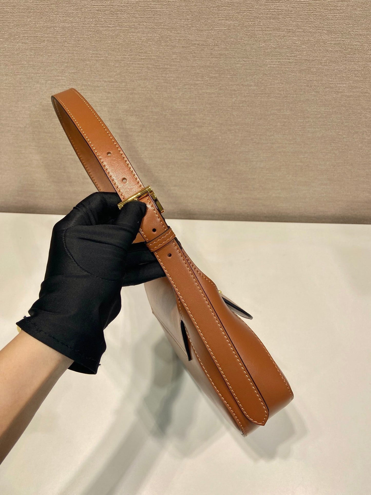 BOLSO CON SOLAPA DE 25 EN PIEL DE BECERRO LISA MARRÓN CANELA CON LOGO TRIÁNGULO