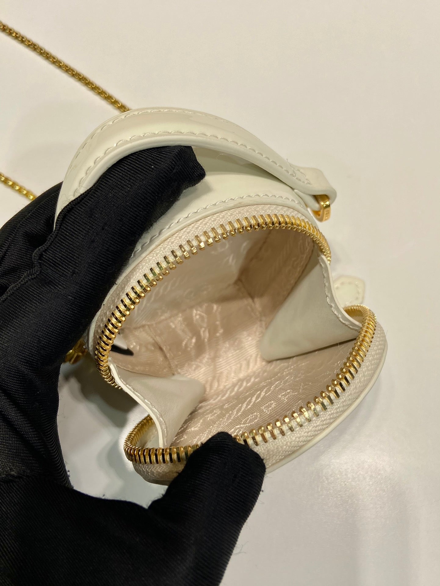 MINI BOLSO REDONDO 8 EN PIEL DE BECERRO BLANCA BRILLANTE CON HERRAJES DORADOS