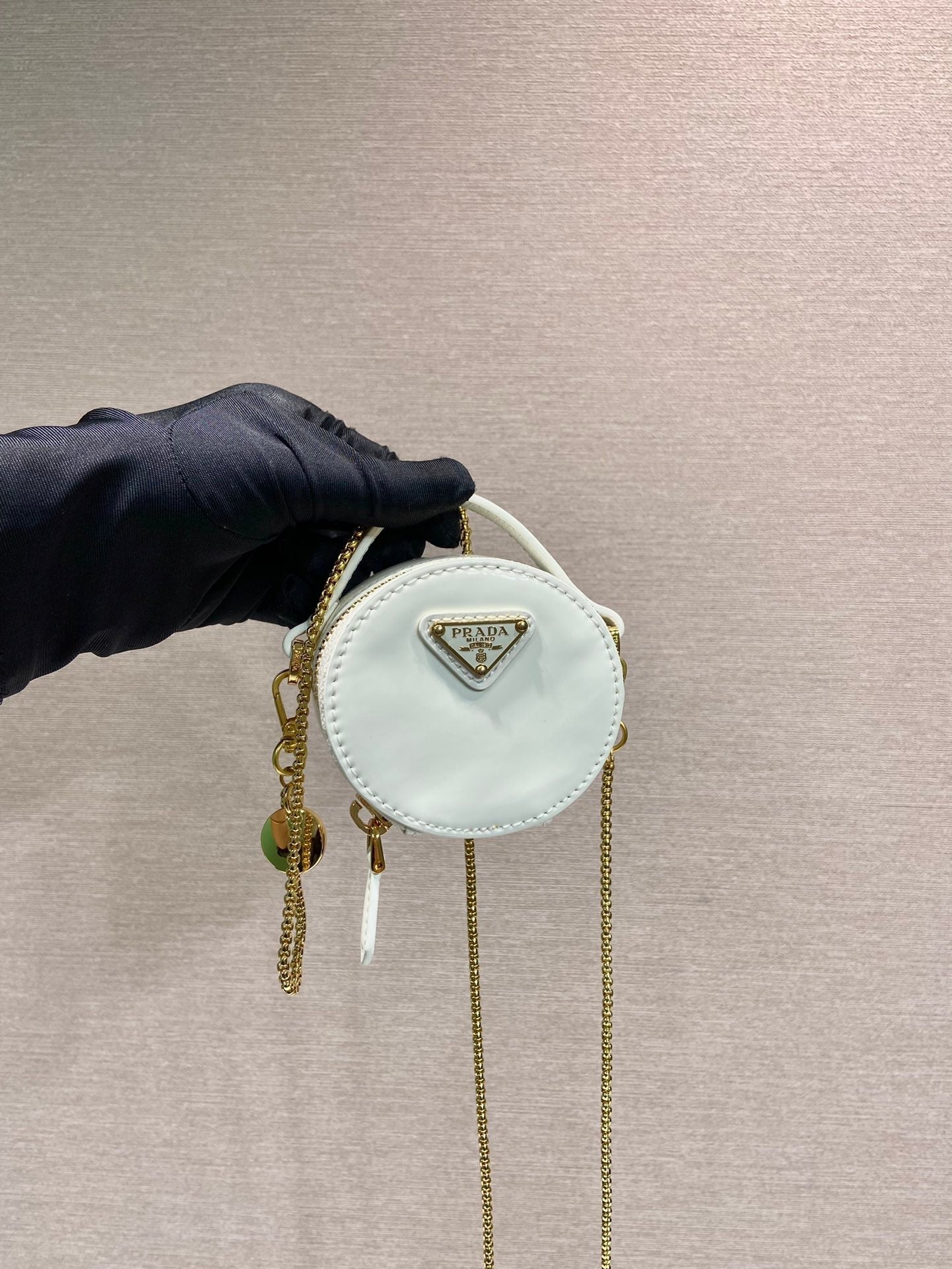 MINI BOLSO REDONDO 8 EN PIEL DE BECERRO BLANCA BRILLANTE CON HERRAJES DORADOS