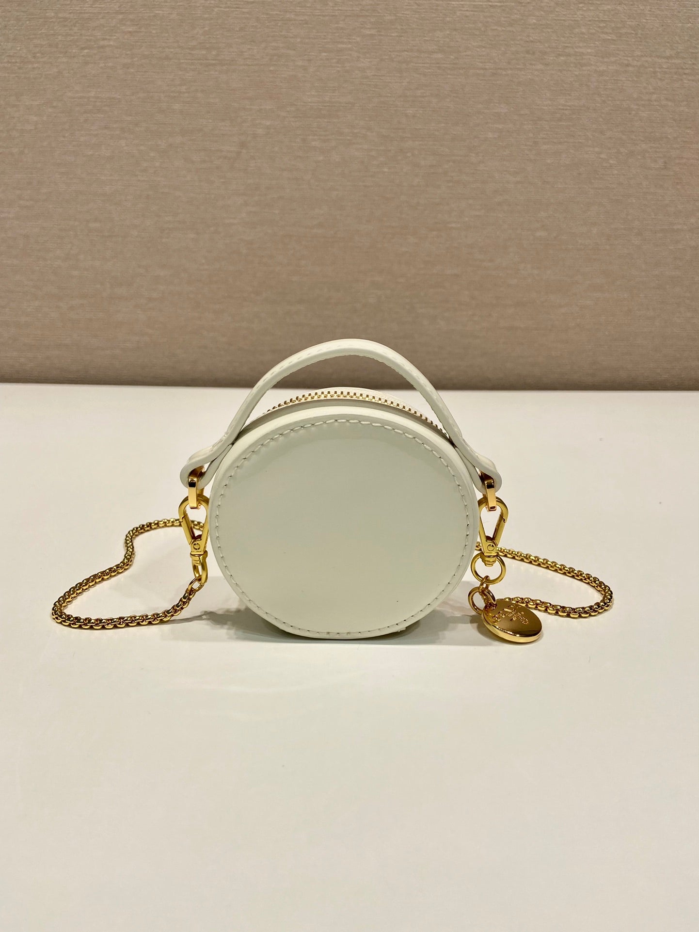 MINI BOLSO REDONDO 8 EN PIEL DE BECERRO BLANCA BRILLANTE CON HERRAJES DORADOS