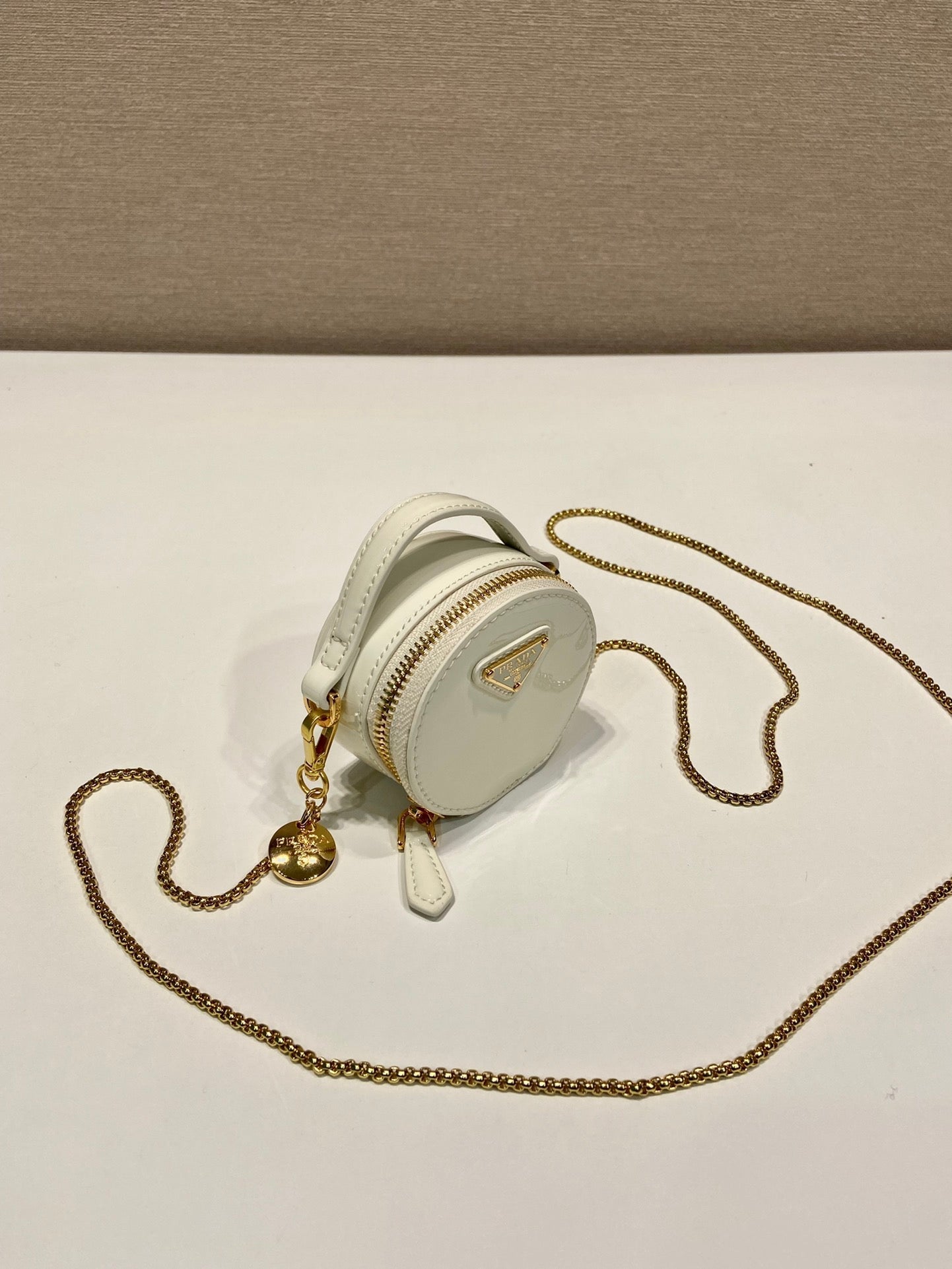 MINI SAC ROND 8 EN CUIR DE VEAU BLANC BRILLANT QUINCAILLERIE DORÉ