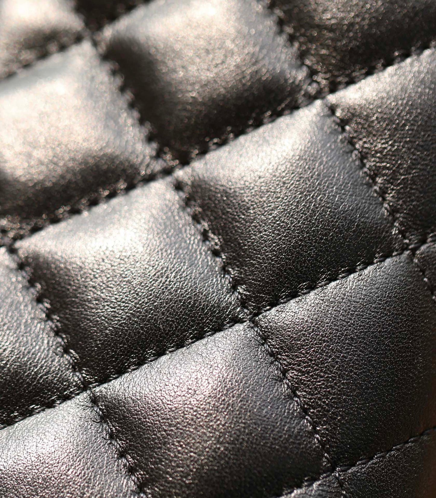 Bolso mini con solapa CC 24P de 17 cm con cadena de perlas y piel de cordero negra