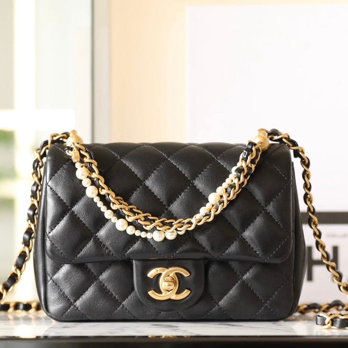 Bolso mini con solapa CC 24P de 17 cm con cadena de perlas y piel de cordero negra
